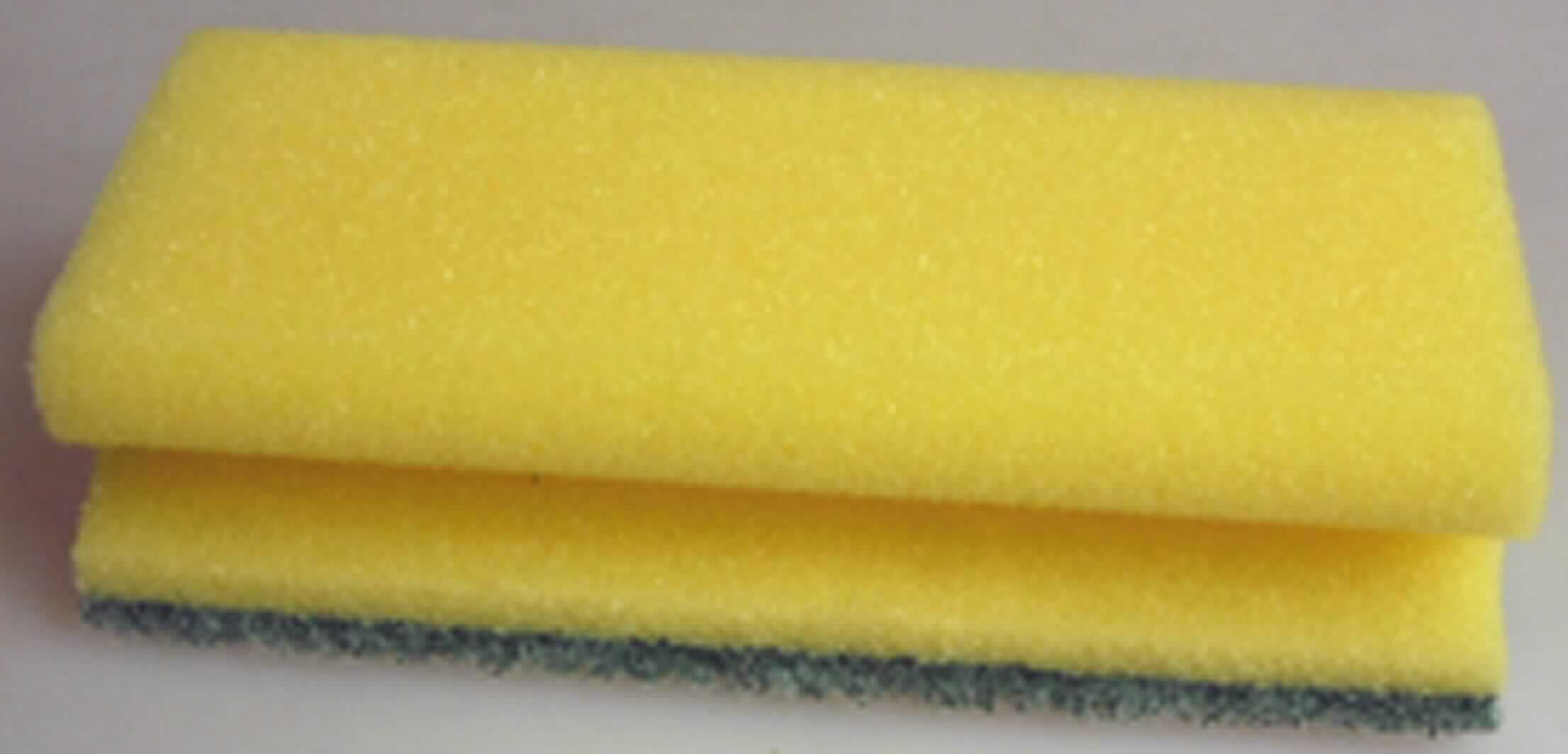 Angaben:
Warenbezeichnung: Griffschwamm - Abmessungen: ca. 150 x 70 x 45 mm - Aufbau: Polyurethanschaum und Reinigungsvlies aus Nylon und Polyester mit Schleifmitteln (Quarz) - Farbe: gelb/grün - Verpackungseinheit: 10 Stück im PE-Beutel.

Feststellungen:
Äußere Beschaffenheit des vorgelegten Warenmusters: quaderförmiger, 2-lagiger Schwamm mit 2 griffförmig eingekerbten Seitenflächen und mit gelber, poröser, weicher Schwamm-Lage und grüner, rauher, vliesartiger Scheuer-Lage.

Die Angaben der Antragstellerin werden als zutreffend unterstellt.

Befund:
Als charakterbestimmender Bestandteil des Griffschwammes wird die vliesartige Scheuerlage angesehen (Allgemeine Vorschrift 3b). Zolltariflich handelt es sich demnach bei dem Erzeugnis um Schleifmittel, in Pulver- oder Körnerform, auf einer Unterlage aus anderen Stoffen, der Position 6805 des Zolltarifs.