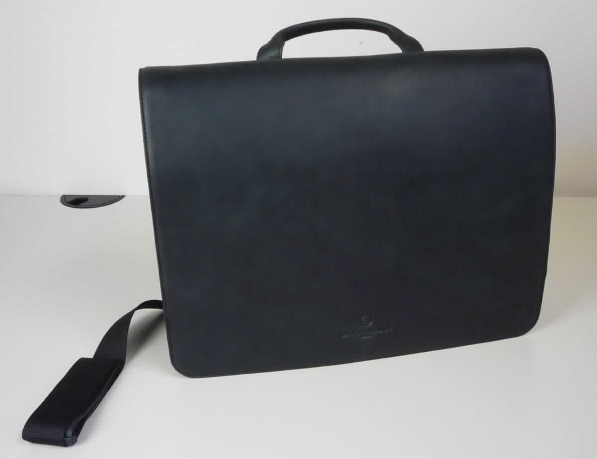 Aktentasche, sog. Messenger - Umhängetasche mit Lederklappe, Foto siehe Anlage,
- mit einer Außenseite aus Leder,
- mit einem Handtragegriff und einem abnehmbaren, längenverstellbaren Schultertragegurt,
- mit einer Überschlagklappe mit integriertem Magnetverschluss,
- mit einem von der Überschlagklappe verdeckten Vorfach mit Reißverschluss,
- auf der Rückseite und einer Schmalseite jeweils mit einem weiteren Reißverschlussfach,
- mit einem gefütterten Hauptfach:
- - auf einer Seite mit zwei offenen Einsteckfächern und zwei Stiftlaschen, auf der anderen Seite zur
    Aufnahme eines Notebooks mit einem großen, gepolsterten Einsteckfach mit einem Halteband mit
    Klettverschluss ausgestattet,
- in den Abmessungen: ca. 38 cm (Breite) x 29 cm (Höhe) x 10 cm (Tiefe),
- ohne Hinweise auf Handarbeit.

"Aktentasche, mit Außenseite aus Leder, nicht handgearbeitet"