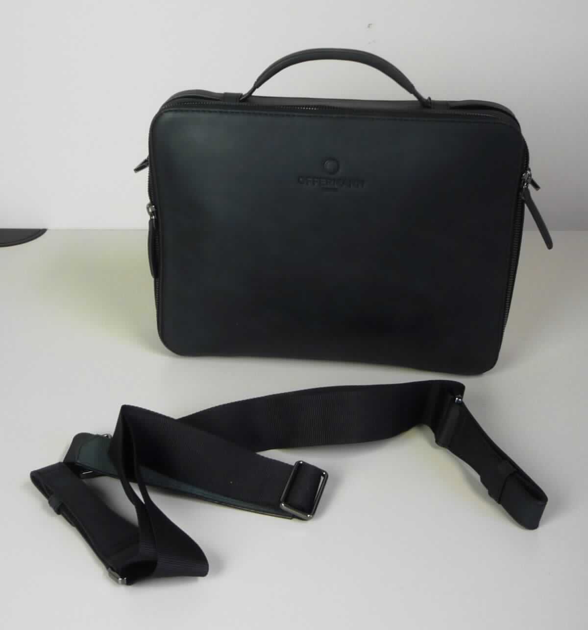 Ähnliches Behältnis (Umhängetasche), sog. Workbag Small - Businesstasche, Foto siehe Anlage,
- gemeinsam mit einem einfachen Beutel aus Spinnstoffen für den Einzelverkauf aufgemacht (der Beutel ist in
  die Umhängetasche eingelegt); der Beutel ist geringwertig und im Hinblick auf die Verwendung als unbedeutend
  zu betrachten, er ändert das Wesen der Hauptware nicht und ist deshalb wie diese einzureihen,
- mit einer Außenseite aus Leder,
- mit einem Handtragegriff und einem abnehmbaren, längenverstellbaren Schultertragegurt,
- auf der Rückseite mit einem Reißverschlussfach,
- mit einem gefütterten Hauptfach:
- - mit einem dreiseitig umlaufenden Reißverschluss,
- - zweigeteilt; mit einem Trennsteg in Form eines Reißverschlussfachs mit zwei aufgesetzten, offenen Einsteck-
    fächern und zwei Stiftlaschen,
- - auf der Vorderseite mit einem Reißverschlussfach und einem abnehmbaren Lederriemen mit Karabinerhaken
    an den Enden ausgestattet,
- in den Abmessungen: ca. 30 cm (Breite) x 22 cm (Höhe) x 7 cm (Tiefe),
- ohne Hinweise auf Handarbeit,
- aufgrund der Abmessungen keine Aktentasche.

"Ähnliches Behältnis, anderes als in den Unterpositionen 4202 1110 bis 4202 3900 genannte, mit Außenseite 
 aus Leder, anderes als in der Unterposition 4202 9110 genannte, nicht handgearbeitet"