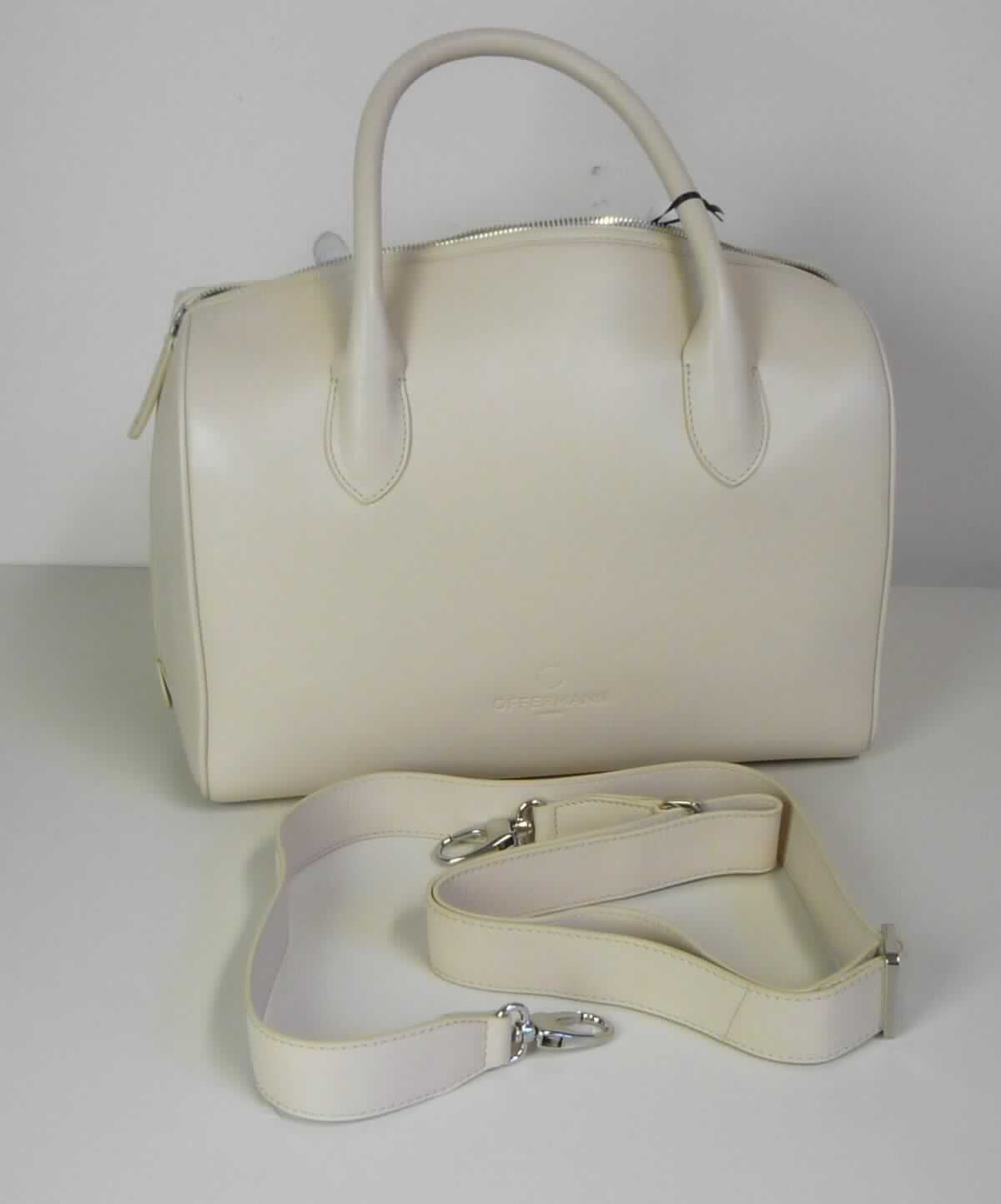 Handtasche, sog. Bowler - Damen-Handtasche, Foto siehe Anlage,
- gemeinsam mit einem einfachen Beutel aus Spinnstoffen für den Einzelverkauf aufgemacht (der Beutel ist in
  die Handtasche eingelegt); der Beutel ist geringwertig und im Hinblick auf die Verwendung als unbedeutend
  zu betrachten, er ändert das Wesen der Hauptware nicht und ist deshalb wie diese einzureihen,
- mit einer Außenseite aus Leder,
- - am Boden mit vier Stellfüßchen aus unedlem Metall,
- mit zwei Handtragegriffen und einem abnehmbaren, längenverstellbaren Schultertragegurt,
- mit einem dreiseitig umlaufenden Reißverschluss,
- innen:
- - gefüttert,
- - auf einer Seite mit zwei aufgesetzten, offenen Einsteckfächern und zwei Stiftlaschen, auf der anderen Seite
    mit einem Reißverschlussfach und einem abnehmbaren Lederriemen mit Karabinerhaken an den Enden
    ausgestattet,
- in den Abmessungen: ca. 32 cm (Breite) x 22 cm (Höhe) x 18 cm (Tiefe),
- ohne Hinweise auf Handarbeit,
- aufgrund der Form, der Größe und des Gesamteindrucks in erster Linie dazu geeignet, kleinere, persönliche
  Gegenstände aufzunehmen.

"Handtasche, mit Außenseite aus Leder, nicht handgearbeitet"