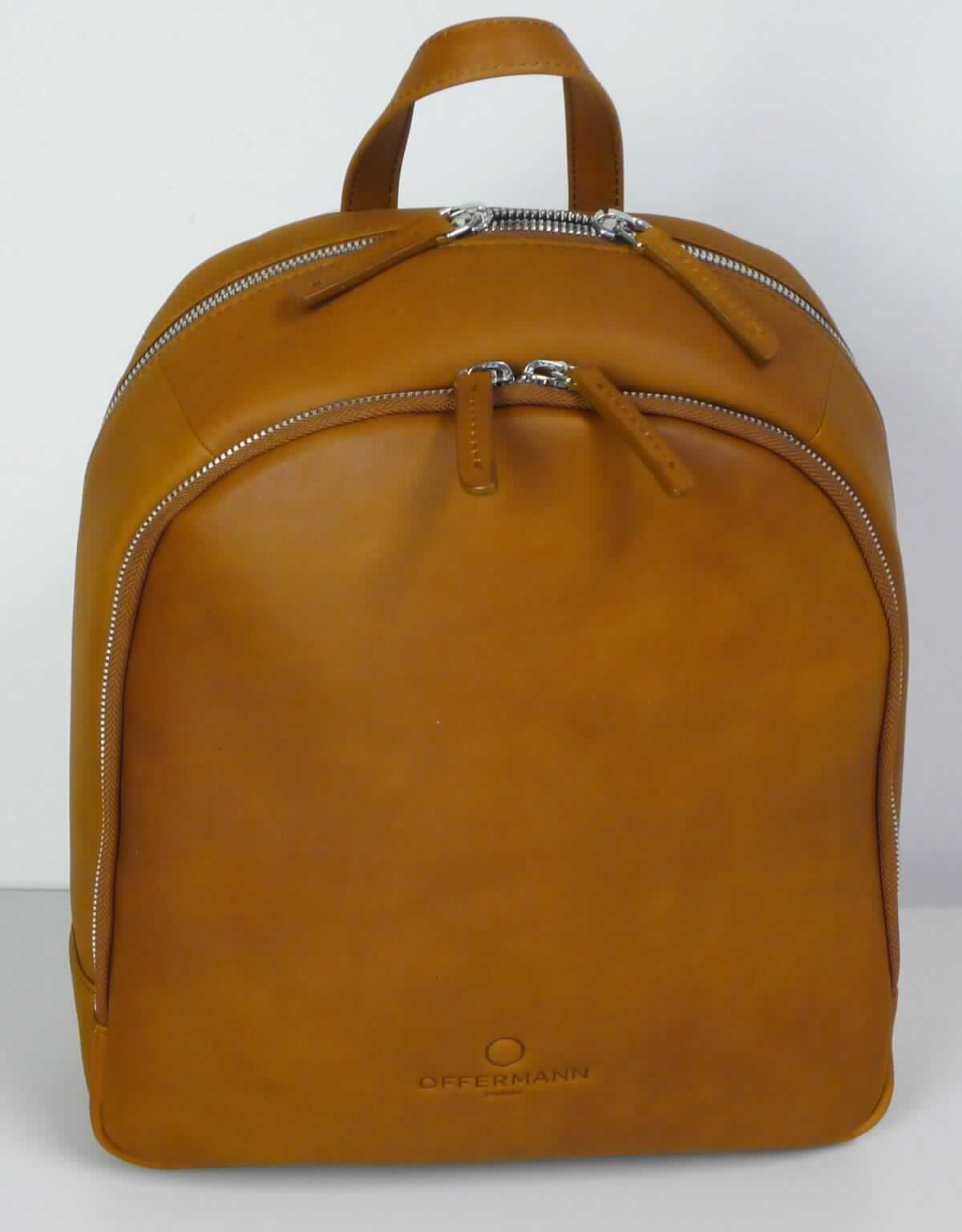 Rucksack, sog. Backpack Womens - Damen-Rucksack, Foto siehe Anlage,
- gemeinsam mit einem einfachen Beutel aus Spinnstoffen für den Einzelverkauf aufgemacht (der Beutel ist in
  den Rucksack eingelegt); der Beutel ist geringwertig und im Hinblick auf die Verwendung als unbedeutend zu
  betrachten, er ändert das Wesen der Hauptware nicht und ist deshalb wie diese einzureihen,
- mit einer Außenseite aus Leder,
- mit einem Handtragegriff,
- mit zwei Schultertragegurten,
- auf der Rückseite mit einem Einsteckfach mit seitlicher Öffnung mit Reißverschluss,
- auf der Vorderseite mit einem Vorfach,
- - mit einem dreiseitig umlaufenden Reißverschluss,
- - auf einer Seite mit zwei aufgesetzten, offenen Einsteckfächern, zwei Stiftlaschen und einem abnehmbaren
    Lederriemen mit Karabinerhaken an den Enden ausgestattet,
- mit einem Hauptfach,
- - mit einem dreiseitig umlaufenden Reißverschluss,
- - auf der Rückseite mit einem großen, offenen Einsteckfach ausgestattet,
- in den Abmessungen: ca. 26 cm (Breite) x 30 cm (Höhe) x 13 cm (Tiefe),  
- ohne Hinweise auf Handarbeit.
 
"Rucksack, mit Außenseite aus Leder, nicht handgearbeitet"