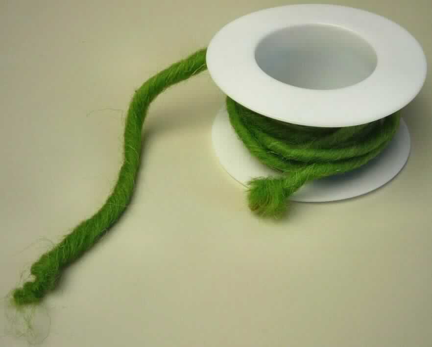 Garn, sog. Filzkordel (Modell 3 - Juteseele), Foto siehe Anlage,
- auf einer Spule, laut Antrag mit einer Länge von 5 m,
- mit einem Kern aus drei gezwirnten Garnen aus laut Antrag Jute, der mit gefärbten Fasern aus laut Antrag
  Wolle umsponnen ist,
- mit einem Anteil an Wolle von laut Antrag 70 GHT und an Jute von 30 GHT,
- mit einem Gewicht von ca. 75 g, somit in Aufmachung für den Einzelverkauf,
- nicht mit Metalldraht verstärkt, somit kein Bindfaden,
- stellt sich als Garn aus einer mit Fasern umsponnenen (= nicht mit Garnen umwickelten) Seele dar und wird
  damit nicht als Gimpe eingereiht.

"Garn aus Wolle, in Aufmachung für den Einzelverkauf, mit einem Anteil an Wolle von weniger als 85 GHT"