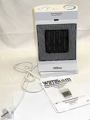 Heizlüfter,
- aus Keramik-Heizelement, Ventilator, stufenlos regelbarem Thermostat und 
  Überhitzungsschutzvorrichtung in einem schwenkbaren/oszillierenden Kunststoffgehäuse 
  (Abmessungen 22 x 17 x 35,5 cm), mit Lüftergitter, Tragegriff, Kippschutzschalter, 
  LED-Statusanzeige und Bedienelementen zum Ein-/Ausschalten, Einstellen der Temperatur 
  und Ein-/Ausschalten der oszillierenden Tätigkeit (Abbildung siehe Anlage), 
- mit einer Heizleistung bis 1500 Watt bei einer Spannung von 230 Volt,
- in einer gemeinsamen Verkaufsverpackung mit einer Betriebsanleitung (Beipack).
Der Heizlüfter bestimmt den Charakter des Ganzen.

"Elektrisches Gerät zum Raumbeheizen, Heizlüfter mit eingebautem Ventilator, in 
 Warenzusammenstellung mit nicht charakterbestimmendem Beipack."