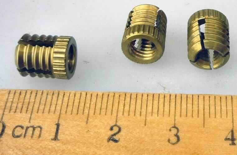 "Messingdübel"; das sind hohlzylindrische Erzeugnisse aus einer Kupfer-Zink-Legierung mit gewichtsmäßig vorherrschendem Kupfergehalt (Messing, lt. Antragstellerangabe), die außen mit Rillen (kein Gewinde) sowie an einem Ende mit einer Rändelung versehen sind und auf einer Länge von etwa 7,6 mm vier Spreizschlitze aufweisen. Die Erzeugnisse sind mit einem Innengewinde (M 6) ausgestattet und werden zusammen mit metrischen Schrauben (nicht Gegenstand dieser vZTA) zur Befestigung von Lampen, Griffen, kleinen Wandregalen, Unterkonstruktionen aus Holz oder Metall, Haltewinkeln oder Möbelbeschlägen verwendet. Dafür werden sie in ein Bohrloch eingesteckt, durch Eindrehen der Schraube aufspreizt und gegen die Bohrlochwand verspannt.
Gesamtlänge: etwa 10,5 mm
Außendurchmesser: etwa 8,4 mm
Jeweils 100 Stück der Erzeugnisse sind in einem Karton verpackt.

Abbildung siehe Anlage.

Derartige Erzeugnisse gehören als "Muttern aus Kupfer, mit Gewinde" zum TARIC-Code 7415 3300 00.