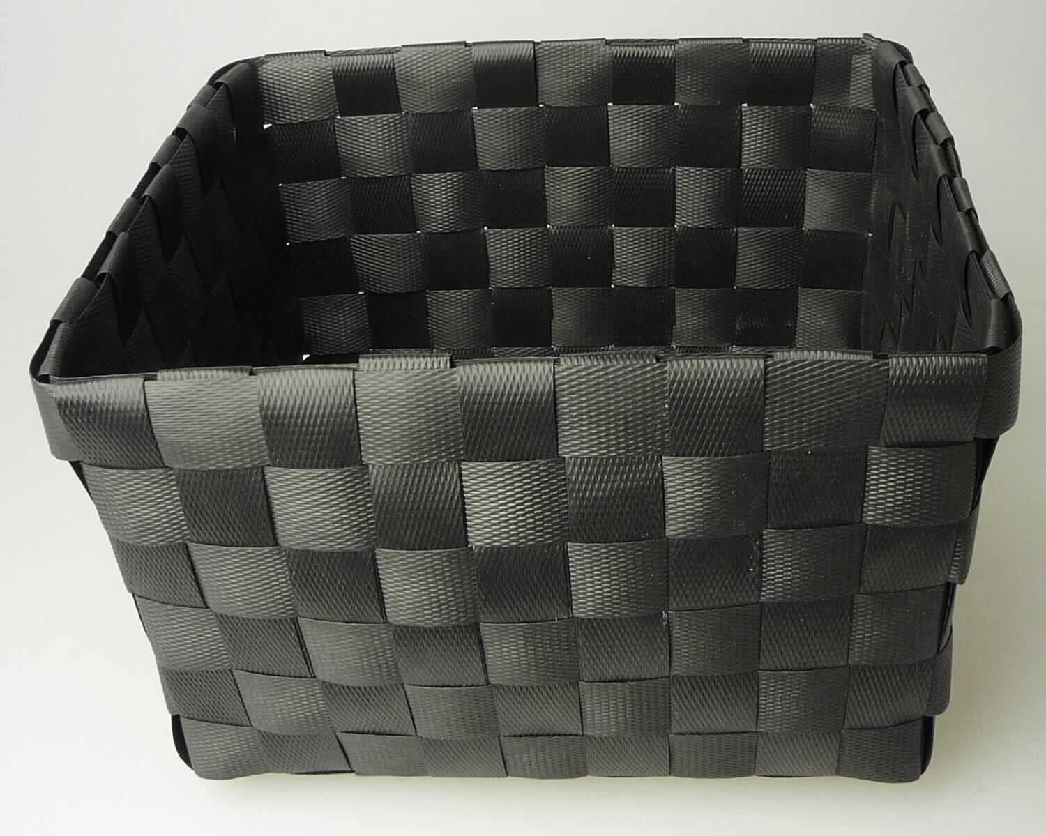 Nach den Angaben der Antragstellerin sowie dem vorliegenden Warenmuster handelt es sich bei dem Artikel 712979 um einen in drei verschiedenen Farben erhältlich Aufbewahrungskorb. 
Das ca. 16 x 16 x 9 cm große, oben offene Körbchen besteht unmittelbar aus ca. 1,5 cm breiten, geprägten, miteinander verflochtenen Kunststoffstreifen (Polypropylen; Flechtstoff im Sinne der Anmerkung 1 zu Kapitel 46; charakterbestimmend). Am oberen Rand ist der Korb mit einem Metalldraht verstärkt.

Zolltarifrechtlich handelt es sich um eine "Korbmacherware, unmittelbar aus anderen als pflanzlichen Flechtstoffen hergestellt".