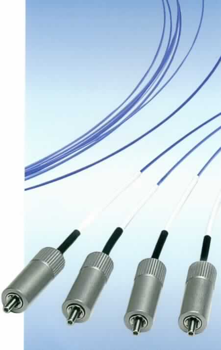 Glasfaser (FT IR550/605 ST-3/SL-F), in Form einer 3 m langen, optischen Faser mit einem F-SMA-Stecker auf einer Seite. Die Faser hat einen Kerndurchmesser von 550 µm, einen Manteldurchmesser von 605 µm und eine Schutzschicht (Coating) aus Tefzel. Die Ware findet insbesondere Verwendung im medizinischen Bereich.
Die Faser wird nicht als Teil im Sinne der Anmerkung 2b) zu Kapitel 90 von der Position 9018 erfasst, weil sie sich bereits in Anwendung der Anmerkung 2a) zu Kapitel 90 als Ware der Position 9001 darstellt.

Die Ware wird als "optische Faser, keine Ware der Unterpositionen (TARIC) 9001 1010 00 bis 9001 1090 20" eingereiht.