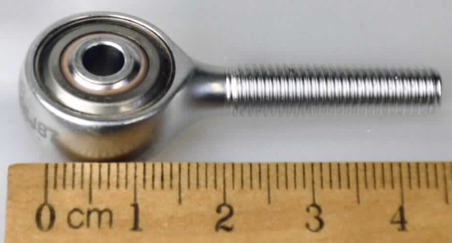Kugellager, Ball Bearing Rod End, siehe Abbildung,
in Form eines zweireihigen Kugellagers mit Außenring und Innenring aus Stahl und dazwischen umlaufenden Kugeln, mit daran angebrachter ca. 25,40 mm langer schraubenartiger Vorrichtung, mit einem größten äußeren Durchmesser von ca. 19,84 mm, einem Bohrungsdurchmesser von  ca. 4,826 mm und einer Dicke von ca. 11,10 mm.
Die Nutzung erfolgt in der zivilen Luftfahrt ohne Luftfahrttauglichkeitsbescheinigung.
Aufgrund des Aufbaus mit Wälzkörpern (Kugeln), kein Gleitlager der Position 8483.

Das Erzeugnis ist als "Wälzlager, Kugellager mit einem größten äußeren Durchmesser von 30 mm oder weniger" einzureihen.