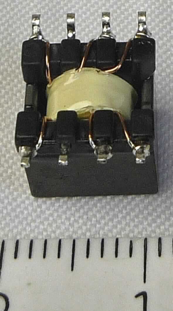 Transformator (Bauform SMD-EP7)
- aus drei induktiv gekoppelten Kupferdrahtwicklungen mit unterschiedlichen Windungen, einem gemeinsamen 
  Ferritkern, auf einem Träger mit acht Anschlussstiften,
- mit einer Leistung von weniger als 1 kVA,
- zur Verwendung in Geräten verschiedener Anwendungsbereiche (z.B. in der Industrie).

Das Erzeugnis wird als "elektrischer Transformator, kein Transformator mit Flüssigkeitsisolation, mit einer Leistung von 1 kVA oder weniger, kein Messwandler, nicht für zivile Luftfahrzeuge, nicht von den Taric-Unterpositionen 8504 3180 10 bis 8504 3180 40 erfasst" eingereiht.