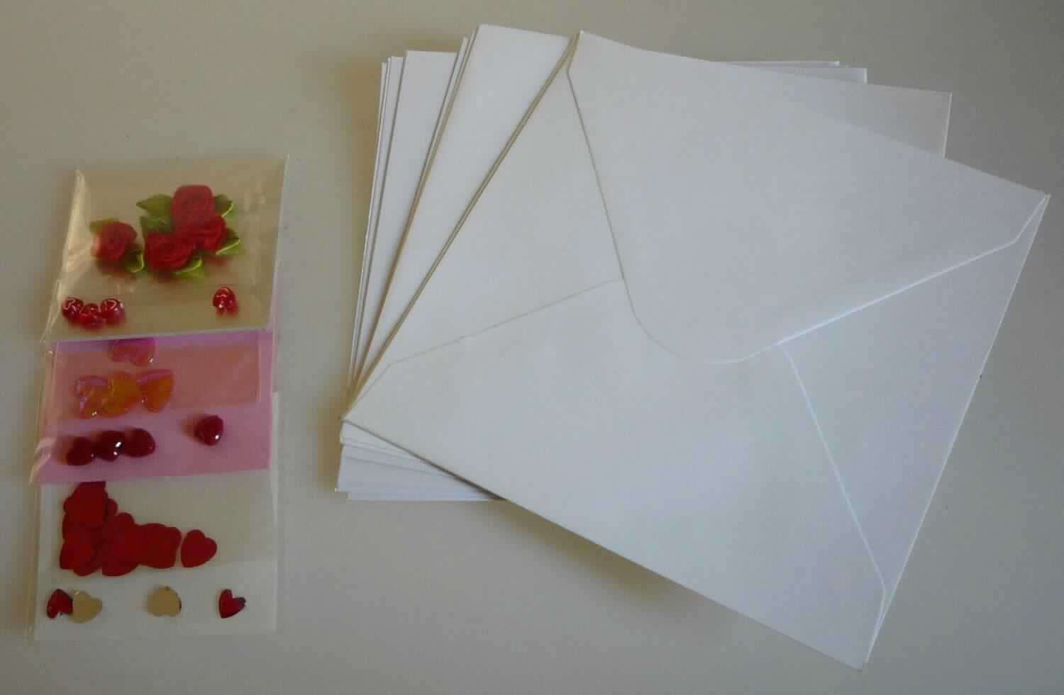 Bei der als "4tlg. Kartenbastelset" bezeichneten Ware handelt es sich nach dem vorgelegten Warenmuster und den ergänzenden Angaben der Antragstellerin um vier Klappkarten aus weißem Kartonpapier (Format im aufgeklappten Zustand etwa 29,0 x 14,5 cm, mittig gerillt), die gemeinsam mit vier quadratischen Briefumschlägen aus weißem Papier (Format etwa 14,7 x 14,7 cm) mit gummierter Verschlusslasche in einem Tütchen aus Kunststoff mit Header aus bedruckter Pappe verpackt sind. Daneben sind diverse Waren zum Verzieren der Klappkarten beigepackt, wobei es sich im Einzelnen um acht Zuschnitte aus transparentem bzw. rosafarbenem Papier, vier Zuschnitte aus mit silberfarbener Folie überzogenem Kartonpapier (Formate jeweils etwa 6,4 x 6,4 cm) und diverse Zierelemente aus Spinnstoffen in Gestalt von Rosenblüten oder aus Kunststoffen in Herzformen handelt. 

Abbildung siehe Anlage. 

Derartige Waren gehören als "Kartenbriefe, Postkarten (ohne Bilder) und Korrespondenzkarten, aus Papier oder Pappe" zur Codenummer 4817 20 00 00 0 des Zolltarifs, da es sich zolltarifrechtlich um eine Warenzusammenstellung in Aufmachung für den Einzelverkauf handelt, deren wesentlicher Charakter nach der Bedeutung für die Verwendung (Grußkarten verzieren und versenden) durch die Klappkarten aus Papier bestimmt wird.