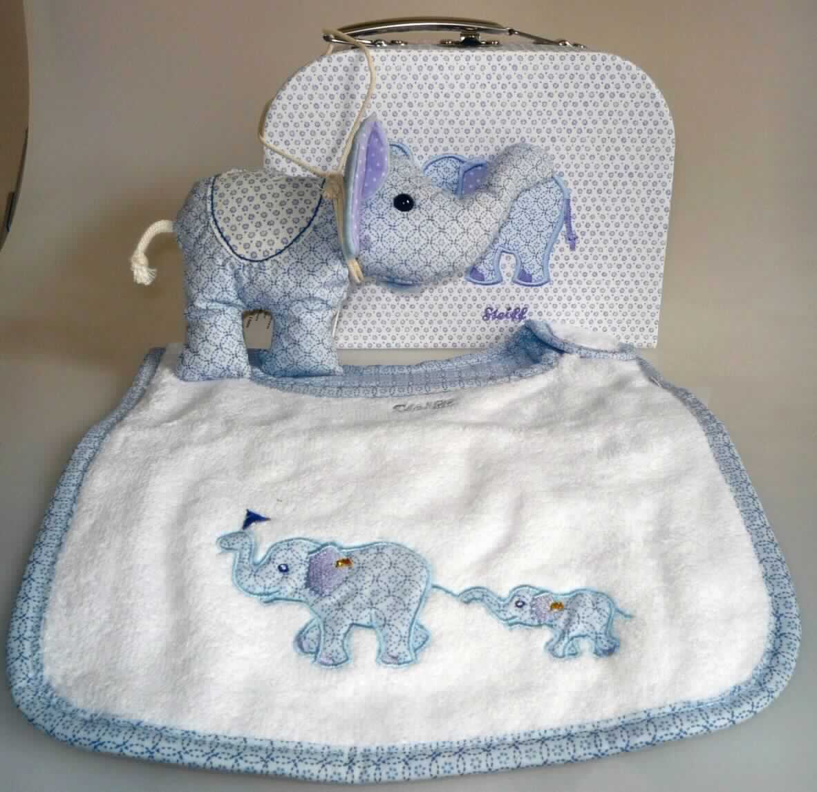 Dreiteilige Zusammenstellung bestehend aus einem handkofferähnlichen Behältnis, einem Bekleidungszubehör
für Kinder (Lätzchen) und einem Spielzeug (Rassel), sog. Steiffs kleiner Zirkus-Elefant Geschenkset klein, 
EAN 235887, Foto siehe Anlage, 
- die Waren dienen weder der Befriedigung eines speziellen Bedarfs noch der Ausübung einer bestimmten Tätigkeit
  und stellen somit keine Warenzusammenstellung i.S. der AV 3 b) dar, sondern sind getrennt einzureihen,
- handkofferähnliches Behältnis:
-- mit einer Außenseite aus buntbedrucktem Papier, 
-- mit einem Handtragegriff aus unedlem Metall ausgestattet, 
-- mit den Abmessungen von ca. 20 (B) x 15 (H) x 8,5 (T) cm, 
-- mit einem Bügelverschluss aus unedlem Metall zu öffnen, 
-- innen ohne Einteilung oder Ausstattung, 
-- keine Hinweise auf Handarbeit.

"Handkofferähnliches Behältnis, mit einer Außenseite aus Papier, nicht handgearbeitet"