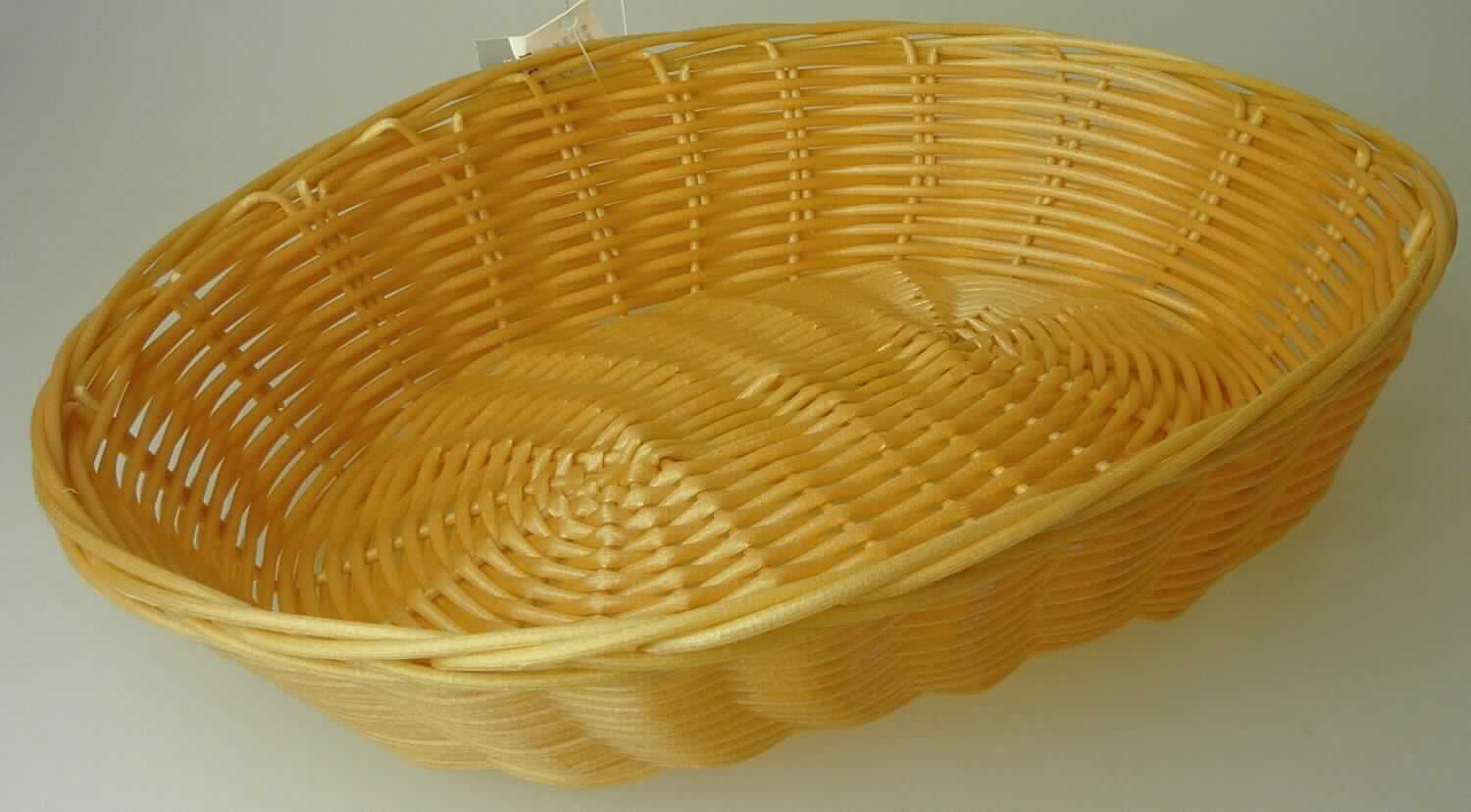 Nach den Angaben der Antragstellerin sowie dem vorliegenden Warenmuster handelt es sich bei dem Artikel 712956 um einen Brotkorb. Das ca. 28 x 22 x 7 cm große, oben offene Erzeugnis besteht unmittelbar aus miteinander verflochtenen, ca. 2,5 mm dicken, hohlen, hellbraunen Kunststoffmonofilen (Flechtstoff im Sinne der Anmerkung 1 zu Kapitel 46), von denen einige mit einem dünnen Draht aus Metall verstärkt sind.

Der Charakter der Ware wird hinsichtlich des Umfanges und der Bedeutung für die Verwendung durch den Flechtstoff bestimmt.

Zolltarifrechtlich handelt es sich um eine "unmittelbar aus anderen als pflanzlichen Stoffen hergestellte Korbmacherware".