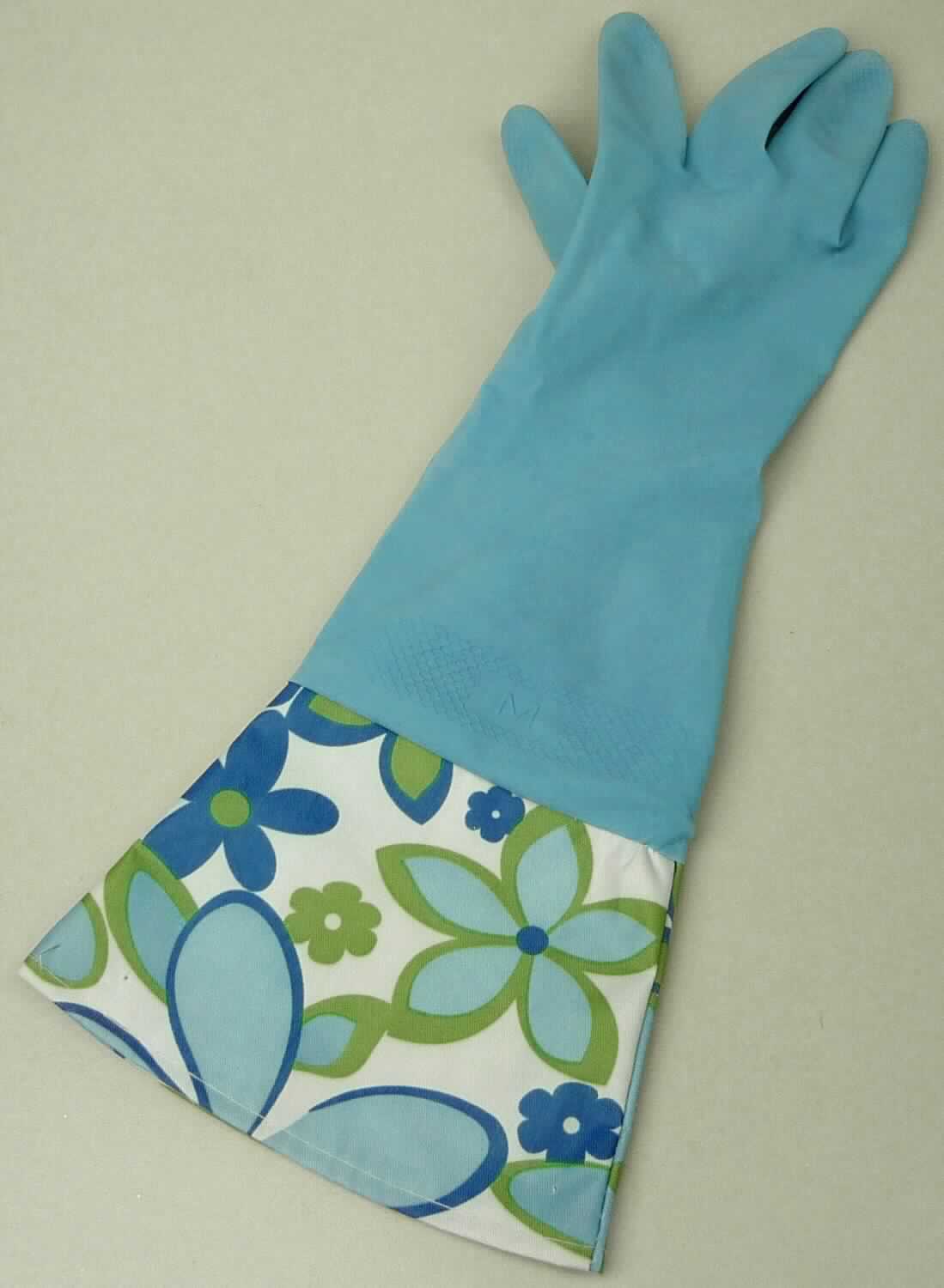 Angaben des Antragstellers:
2er Latexhandschuhe 40 x 16 x 15 cm 3-fach sortiert
Material: Polycarbonat, Polyester

Untersuchungsergebnisse an einem Warenmuster:
Fingerhandschuh mit strukturierter Handinnenfläche aus einem blauen, elastischen Kautschukmaterial und einer Stulpe aus einem bunt bedruckten, auf der Innenseite mit geprägtem Kunststoff überzogenen Gewebe.

Befund:
Es liegen Fingerhandschuhe aus Weichkautschuk im Sinne der Position 4015 vor.