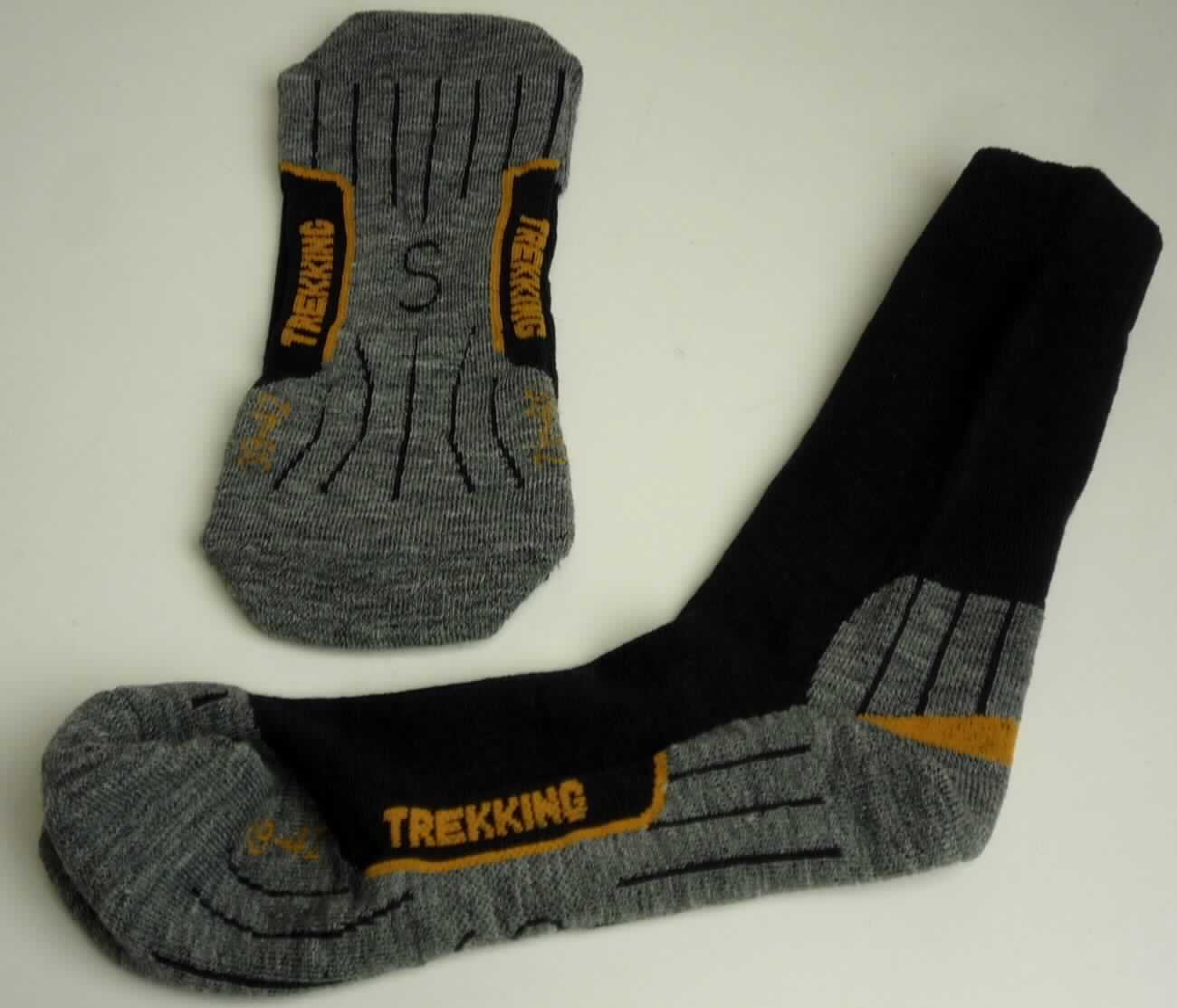 Socken, sog. Wool socks, Art. 1107011, Größe 39 - 42, Foto siehe Anlage,
- paarweise auf eine bedruckte Pappkarte aufgebracht,
- aus bis zu 2,4 mm dicken, unterschiedlich strukturierten, buntgewirkten Gewirken (teilweise melierte Garne) 
  aus laut Antrag 70 % Wolle, 28 % Polyamid und 2 % Elasthan (beides synthetische Chemiefasern),
- schlauchförmig abgepasst gewirkt und an den Fußspitzen durch Zusammennähen konfektioniert; mit 
  ausgearbeiteter Ferse,
- mit einem ca. 3,5 cm breiten, doppellagigen, elastischen Abschluss am oberen Ende,
- die Knöchel bedeckend, nicht bis zur Mitte der Waden reichend (somit keine Kniestrümpfe bzw. Strümpfe für 
  Frauen).

"Socken, aus Gewirken, aus Wolle"