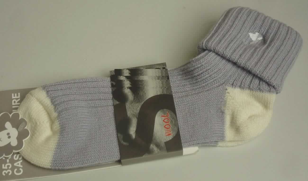 Socken, sog. Wool socks Casual nature, Art. 7117021, Größe 35 - 38, Foto siehe Anlage,
- paarweise auf eine bedruckte Pappkarte aufgebracht,
- aus bis zu 1,9 mm dicken, unterschiedlich strukturierten, buntgewirkten Gewirken aus laut Antrag 70 % Wolle, 
  28 % Polyamid und 2 % Elasthan (beides synthetische Chemiefasern),
- schlauchförmig abgepasst gewirkt und an den Fußspitzen durch Zusammennähen konfektioniert; mit 
  ausgearbeiteter Ferse,
- am oberen Ende mit einem eingezogenen elastischen Band,
- die Knöchel bedeckend, nicht bis zur Mitte der Waden reichend (somit keine Kniestrümpfe bzw. Strümpfe für 
  Frauen).

"Socken, aus Gewirken, aus Wolle"