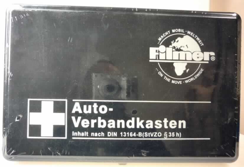 Behältnis mit Apothekenausstattung für erste Hilfe.

Bei der Ware handelt es sich um einen in Klarsichtfolie eingeschweissten etwa 25 cm x 16,5 cm x 7,5 cm großen rechteckigen Kasten aus schwarzem Kunststoff mit aufklappbarem weiß bedrucktem Deckel. Der Boden des Erzeugnisses weist ein bedruckte Klebeetikett auf. In dem Kasten ist in einer aufklappbaren transparenten Einstecktasche aus Kunststoff folgendes Erste-Hilfe-Material enthalten:
1 Heftplaster 5 m x 2,5 cm;
8 Wundschnellverbände 10 cm x 6 cm;
3 Verbandpäckchen 8 cm x 10 cm (steril);
1 Verbandpäckchen 10 cm x 12 cm (steril);
2 Verbandtücher 40 cm x 60 cm (steril);
1 Verbandtuch 60 cm x 80 cm (steril);
6 Wundkompressen 10 cm x 10 cm, paarweise verpackt (steril);
2 elastische Fixierbinden 6 cm x 4 m;
3 elastische Fixierbinden 8 cm x 4 m;
2 Dreiecktücher 136 cm x 96 cm x 96 cm;
1 Rettungsdecke gold/silber 160 cm x 210 cm;
1 Schere;
4 Einmalhandschuhe
1 Erste-Hilfe-Anleitung mit Inhaltsverzeichnis.

Zolltariflich handelt es sich bei der Ware um ein Behältnis mit Apothekenausstattung für erste Hilfe der Unterposition 3006 5000 der Kombinierten Nomenklatur.