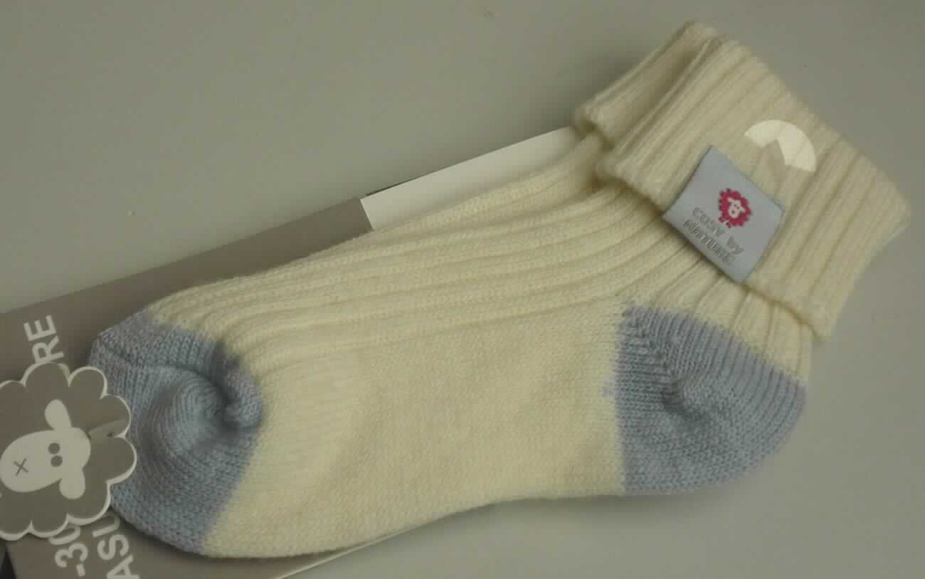 Socken, sog. Wool socks Casual nature, Art. 8117021, Größe 27 - 30, Foto siehe Anlage,
- paarweise auf eine bedruckte Pappkarte aufgebracht,
- aus bis zu 1,5 mm dicken, unterschiedlich strukturierten, buntgewirkten Gewirken aus laut Antrag 70 % Wolle, 
  28 % Polyamid und 2 % Elasthan (beides synthetische Chemiefasern),
- schlauchförmig abgepasst gewirkt und an den Fußspitzen durch Zusammennähen konfektioniert; mit 
  ausgearbeiteter Ferse,
- am oberen Ende mit einem eingezogenen elastischen Band und einem angenähten Etikett ausgestattet,
- die Knöchel bedeckend, nicht bis zur Mitte der Waden reichend (somit keine Kniestrümpfe bzw. Strümpfe für 
  Frauen).

"Socken, aus Gewirken, aus Wolle"