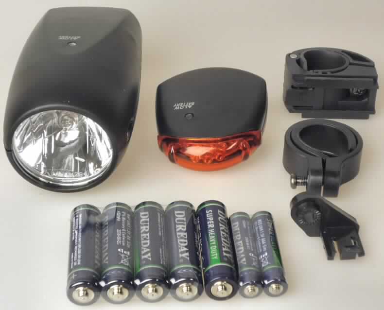 Elektrisches Beleuchtungsset für Fahrräder
- aus einer Frontleuchte mit Kryptonglühlampe (Dauerlicht) und Reflektor in einem
  zylindrischen Kunststoffgehäuse mit Vorrichtung zum Einstecken in eine 
  Kunststoffhalterung, Batteriefach, Status-LED und Ein-/Ausschalter,
- einer Rückleuchte mit fünf rot leuchtenden LED (Dauerlicht) auf einer mit weiteren 
  Bauelementen bestückten gedruckten Schaltung in einem Kunststoffgehäuse mit 
  Vorrichtung zum Einstecken in eine Kunststoffhalterung, roter Abdeckung, Batteriefach, 
  Status-LED und Ein-/Ausschalter,
- zwei Kunststoffhalterungen für die Montage der Leuchten am Lenker bzw. am Sattelrohr,
- gemeinsam verpackt mit sieben Batterien (5 x Typ AA, 2 x Typ AAA) sowie flexiblen 
  Kunststoffabschnitten als Rutschhemmung (Beipack), 
(Abbildung s. Anlage)
Die Fahrradleuchten bestimmen den Charakter des Ganzen.

"Elektrische Beleuchtungs- und Signalgeräte von der für Fahrräder verwendeten Art, noch 
 nicht zusammengesetzt mit Kunststoffhalterungen (charakterbestimmend) in 
 Warenzusammenstellung mit Beipack - elektrisches Beleuchtungsset für Fahrräder."