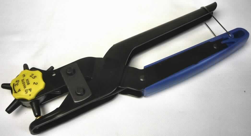 "Lochzange";

- mit freiem Arm zu handhabende Revolverlochzange, bestehend aus zwei Griffhälften aus
  unedlem Metall, bei denen eine mit einem Kunststoffgriff versehen ist

- der Revolverkopf (arbeitender Teil) besteht aus unedlem Metall und weist sechs durch Drehen einstellbare
  Lochstanzen für Lochdurchmesser zwischen 2 und 4,5 mm auf

- am Ende des Griffs mit einem Bügel zum Sichern der Zange versehen

-  zum Ausstanzen von Löchern aus verschiedenen Materialien bestimmt

- aufgeblistert auf einer bedruckten Pappunterlage

Abbildung siehe Anlage.

Derartige Erzeugnisse gehören als "Lochzangen, mit arbeitendem Teil aus unedlem Metall" zum TARIC-Code 8203 4000 00.
