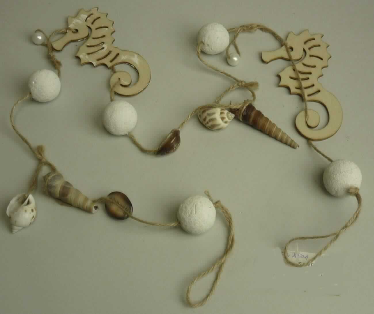 Es handelt sich um eine Hängegirlande (Order 10231946), bestehend aus einer Spinnstoffkordel mit Aufhängeschlaufen, auf welche fünf Kugeln aus Schaumkunststoff, zwei flache Holzzuschnitte in Form von Seepferdchen, zwei Perlen aus Kunststoff, vier Schneckenhäuser von Meeresschnecken und zwei Muschelschalen angeklebt bzw. aufgefädelt sind. Die Girlande dient als Ziergegenstand in Innenräumen.

Hinsichtlich der Zierwirkung der aus verschiedenen Stoffen zusammengesetzten Ware sind alle Bestandteile gleichbedeutend. Das Erzeugnis wird deshalb in die zuletzt genannte der in Betracht kommenden Positionen eingereiht.

Das Erzeugnis ist als "Ware aus tierischen Schnitzstoffen, nicht aus Elfenbein" einzureihen.