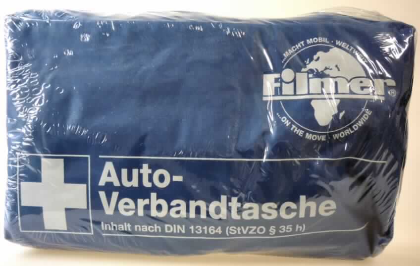 Behältnis mit Apothekenausstattung für erste Hilfe.

Bei der Ware handelt es sich um eine in Klarsichtfolie eingeschweisste etwa 23,5 cm x 14,5 cm x 8 cm große rechteckige blaue Kunststofftasche mit Reißverschluss und rückseitig aufgenähtem schwarzen Klettbandstreifen. Die Tasche weist ein bedruckte Klebeetikett auf. In der Tasche ist in einer aufklappbaren transparenten Einstecktasche aus Kunststoff folgendes Erste-Hilfe-Material enthalten:
1 Heftplaster 5 m x 2,5 cm;
8 Wundschnellverbände 10 cm x 6 cm;
3 Verbandpäckchen 8 cm x 10 cm (steril);
1 Verbandpäckchen 10 cm x 12 cm (steril);
2 Verbandtücher 40 cm x 60 cm (steril);
1 Verbandtuch 60 cm x 80 cm (steril);
6 Wundkompressen 10 cm x 10 cm, paarweise verpackt (steril);
2 elastische Fixierbinden 6 cm x 4 m;
3 elastische Fixierbinden 8 cm x 4 m;
1 Rettungsdecke gold/silber 210 cm x 160 cm;
2 Dreiecktücher 136 cm x 96 cm x 96 cm;
1 Schere;
4 Einmalhandschuhe
1 Erste-Hilfe-Anleitung mit Inhaltsverzeichnis.

Zolltariflich handelt es sich bei der Ware um eine Tasche mit Apothekenausstattung für erste Hilfe der Unterposition 3006 5000 der Kombinierten Nomenklatur.
