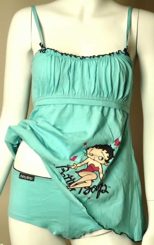 Schlafanzug, bestehend aus einem sehr kurzen Nachthemd und einem Slip (Baby Doll), sog. Damen Schlafanzug "Babydoll", Foto siehe Anlage,
- aus 0,5 mm dicken, einfarbigen Gewirken aus laut Antrag 100 % Baumwolle,
- aufgrund des Schnitts eindeutig als Frauenkleidung erkennbar,
- nach Schnitt, Ausstattung und Material erkennbar dazu bestimmt, ausschließlich oder im
  Wesentlichen als Nachtkleidung im Bett getragen zu werden,
- Oberteil:
-- über die Taille reichend (Rückenlänge: 63 cm),
-- mit längenverstellbaren Spaghettiträgern, teilweise aus elastischen Geweben,
-- am oberen Rand vorn mit einem elastischen Band gerafft und mit einer Überwendlichnaht
   gesäumt, die sich kräuselt sowie mit zwei Wäscheschleifen aus Geweben verziert; seitlich
   und hinten mit einer schmalen, elastischen Borte,
-- ohne Öffnung und ohne Verschluss,
-- im Brustbereich in Falten gelegt, unterhalb der Brust mit einem eingenähten, elastischen
   Band,
-- mit einem Motiv und einem Schriftzug bedruckt,
-- leicht ausgestellt gearbeitet,
-- am unteren Rand mit einer Überwendlichnaht gesäumt, die sich kräuselt,
- Slip:
-- als Panty gearbeitet, in der Taille mit einer schmalen, elastischen Borte  und mit einer 
   Wäscheschleife aus Geweben verziert,
-- ohne Öffnung und ohne Verschluss,
-- im Schritt doppelt gearbeitet (sog. Hygieneeinlage),
-- an den Beinabschlüssen durch Umschlagen und Festnähen gesäumt.

"Schlafanzug (Baby Doll), aus Gewirken, für Frauen, aus Baumwolle"