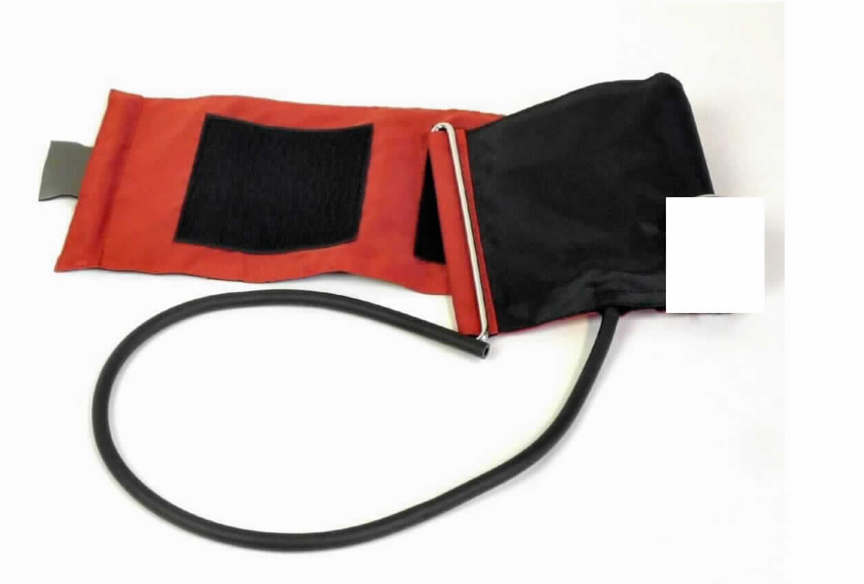 Sog. Zugbügelmanschette "BOSO", bestehend aus einer rechteckigen Manschette aus synthetischen Spinnstoffen mit aufgenähten Klettverschlussfeldern und eingenähter aufpumpbarer Luftkammer sowie einem Haltebügel aus Metall und einem mit der Luftkammer verbundenen Schlauch, dessen Ende zum Anschluss an ein Blutdruckmessgerät bestimmt ist. Die Manschette dient der Kompression und anschließenden Dekompression des Oberarms im Rahmen einer Blutdruckmessung.

Zur äußeren Form siehe Abbildung in Anlage.
Die Ware wird als "Teil, erkennbar hauptsächlich für ein medizinisches Blutdruckmessgerät bestimmt" eingereiht.