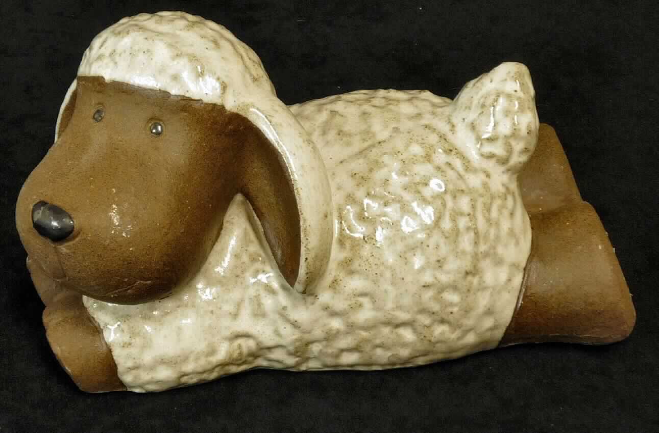 Keramischer Ziergegenstand, sog. Schaf, liegend (Art.-Nr.: 168639, 168648, 168647), 
Abbildung siehe Anlage, 
- teilweise glasierte (weißes Fell), ansonsten dunkelgraue Tierfigur in Form eines innen 
  hohlen, liegenden Schafes, 
- mit den Abmessungen von ca. 26 (L) x 12,5 (B) x 14,5 (H) cm, 
- keramisches Erzeugnis, nach der Formgebung gebrannt, tonmineralhaltiges Material 
  enthaltend,
- aus gewöhnlichem Ton (lt. Antrag), 
- keine Hinweise auf Handarbeit.

"Keramischer Ziergegenstand, aus gewöhnlichem Ton, nicht handgearbeitet"