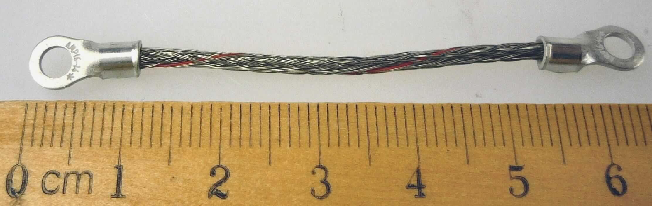 Masseverbinder

Bei der Ware handelt es sich um ein Kabel in einer Länge von ca. 6 cm, bestehend aus mehreren verseilten Einzeldrähten, nach den Angaben aus Kupfer, überzogen mit Zinn- oder Nickelbeschichtung. An beiden Enden sind Kabelschuhe angebracht. Das Kabel wird als Masseverbinder verwendet und ist nicht isoliert. 

Die Ware wird als Litzen, Kabel, Seile aus Kupfer, ausgenommen isolierte Erzeugnisse für die Elektrotechnik, von der Unterposition 7413 0000 90 der Kombinierten Nomenklatur erfasst.