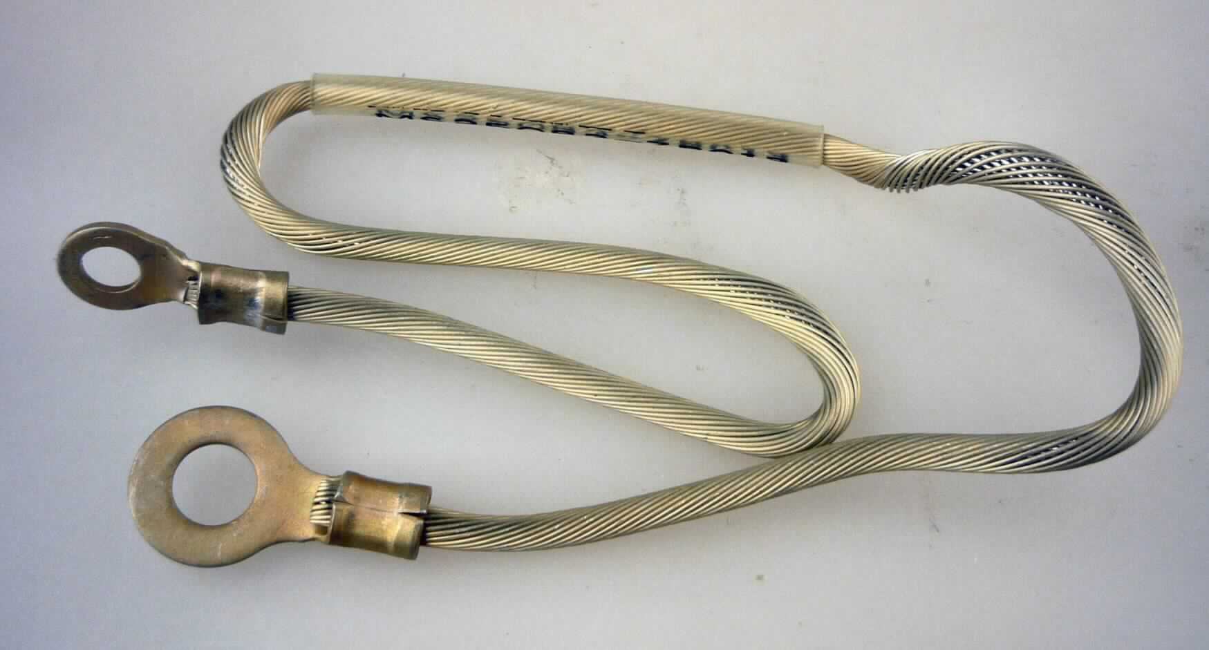 Masseverbinder

Bei der Ware handelt es sich um ein Kabel in Längen von 6 bis 10 inch, bestehend aus mehreren verseilten Einzeldrähten aus Aluminium. An beiden Enden sind Kabelschuhe angebracht. Das Kabel wird als Masseverbinder verwendet und ist nicht isoliert. 

Die Ware wird als Litzen, Kabel, Seile aus Aluminium, ausgenommen isolierte Erzeugnisse für die Elektrotechnik, von der Unterposition 7614 90 der Kombinierten Nomenklatur erfasst.
