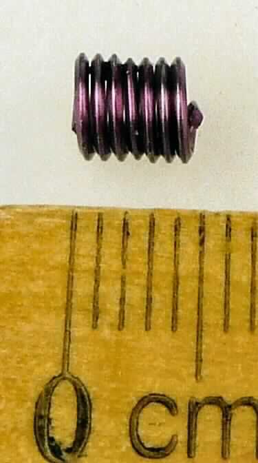 Es handelt sich um kaltgeformte, schraubenlinienförmige Federn aus Stahldraht (Durchmesser ca. 0,8 mm) mit einem kreisrunden Querschnitt von ca. 4,7 mm und einer Länge von ca. 5,2 mm. Ein Ende der Erzeugnisse ist nach innen gebogen.
Die Waren sind mit einer farbigen Beschichtung versehen und zur Verwendung im Flugzeugbau bestimmt.
- Antragstellerangaben - 

Abbildung siehe Anlage.

Derartige Erzeugnisse gehören als "schraubenlinienförmige Zugfedern aus Stahl, kaltgeformt" zum TARIC-Code 7320 2085 90.