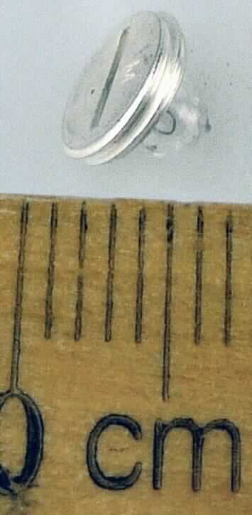 Glühlampe,
- aus einem Wolframglühdraht in einem mit Schutzgas gefüllten klarsichtigen Glaskolben (Durchmesser 3,2 mm), 
  auf einem scheibenförmigen Träger aus Metall (Durchmesser 7,5 mm) mit elektrischem Anschlusskontakt 
  (Abbildung s. Anlage),
- für eine Spannung von 5 Volt,
- zur Verwendung als Leuchtmittel in unterschiedlichen Bereichen (z. B. in Flugzeugkabinen).

"Elektrische Glühlampe, keine Wolfram-Halogen-Glühlampe, für eine Spannung von weniger
 als 100 V, nicht von der für Krafträder und andere Kraftfahrzeuge verwendeten Art, nicht für
 die Beleuchtung für bestimmte Luftfahrzeuge."