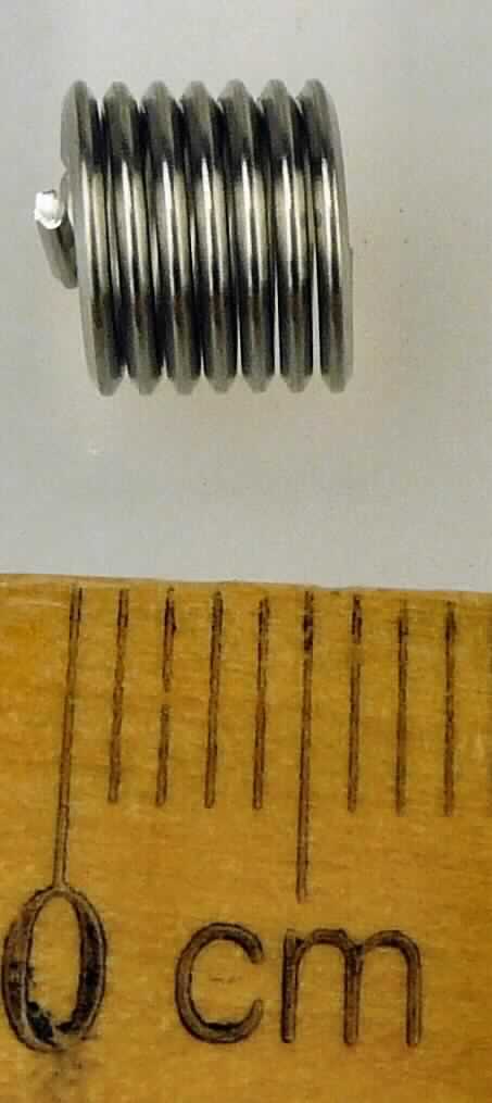 Es handelt sich um kaltgeformte, schraubenlinienförmige Federn aus Stahldraht (Durchmesser ca. 1 mm) mit einem kreisrunden Querschnitt von ca. 7,7 mm und einer Länge von ca. 8 mm. Ein Ende der Erzeugnisse ist nach innen gebogen.
Die Waren sind zur Verwendung im Flugzeugbau bestimmt.
- Antragstellerangaben - 

Abbildung siehe Anlage.

Derartige Erzeugnisse gehören als "schraubenlinienförmige Zugfedern aus Stahl, kaltgeformt" zum TARIC-Code 7320 2085 90.