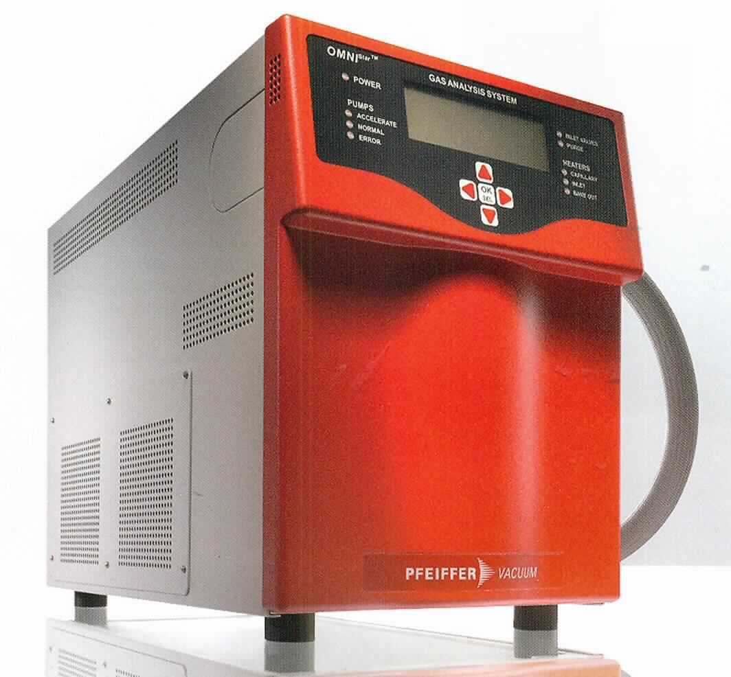 Gasanalysesystem, im Wesentlichen bestehend aus einem Einlasssystem, einem Massenspektrometer, einer trocken verdichtenden Membranvakuumpumpe und einer Turbopumpe in einem gemeinsamen Gehäuse mit Flüssigkristallanzeige und Bedienelementen (äußere Form: siehe Abbildung in der Anlage).
Das Gasanalysesystem dient zur qualitativen und quantitativen Gasanalyse bei chemischen Prozessen, in der Halbleiterindustrie, der Metallurgie, der Fermentation, der Katalyse, der Lasertechnik oder bei der Umweltanalyse.
Das Gerät wird als "elektronisches Gerät für physikalische oder chemische Untersuchungen von Gasen" eingereiht.