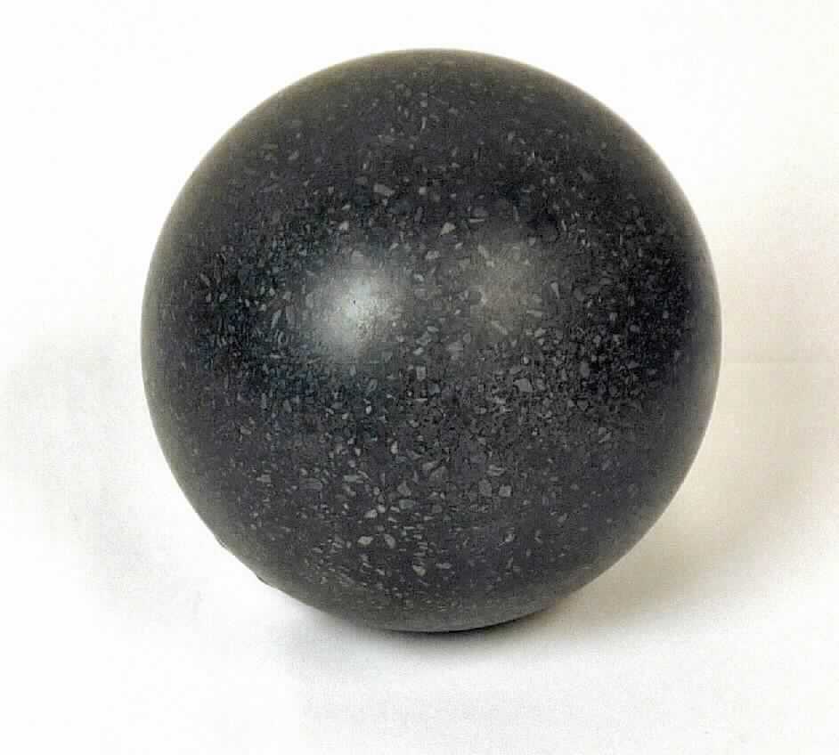 Keramischer Ziergegenstand, sog. Kugel schwarz (Art.-Nr. 168179), 
Abbildung siehe Anlage, 
- unglasierte, schwarze, matt polierte, innen hohle Kugel, 
- mit einem Durchmesser von ca. 11,7 cm und einer Höhe von ca. 11,4 cm, 
- keramisches Erzeugnis, nach der Formgebung gebrannt, tonmineralhaltiges Material 
  enthaltend, 
- aus gewöhnlichem Ton (lt. Antrag), 
- keine Hinweise auf Handarbeit.

"Keramischer Ziergegenstand, aus gewöhnlichem Ton, nicht handgearbeitet"
