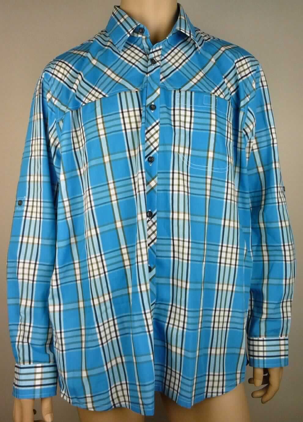 Hemd, sog. Schnelltrocknendes Langarm-Funktionsshirt für Herren, Artikel JN580, 
Größe XL, Foto siehe Anlage,
- aus ca. 0,3 mm dicken, buntgewebten (karierten) Geweben aus laut Antrag 100 % Polyester (synthetische 
  Chemiefasern),
- über den Schritt reichend (Rückenlänge: ca. 82 cm),
- mit einem halsnahen Ausschnitt mit Umlegekragen,
- vorn mit einer durchgehenden Öffnung mit Knopfverschluss von links über rechts (Männerkleidung),
- mit langen Ärmeln, mit manschettenartigen Abschlüssen, innen mit einem angenähten Band, in gleicher Höhe 
  außen mit einem Knopf zum Befestigen der aufgerollten Ärmel,
- mit zwei aufgesetzten Brusttaschen mit Klettverschluss,
- am unteren Rand abgerundet gearbeitet und durch Umschlagen und Festnähen gesäumt.

"Hemd, aus Geweben, für Männer, aus Chemiefasern"