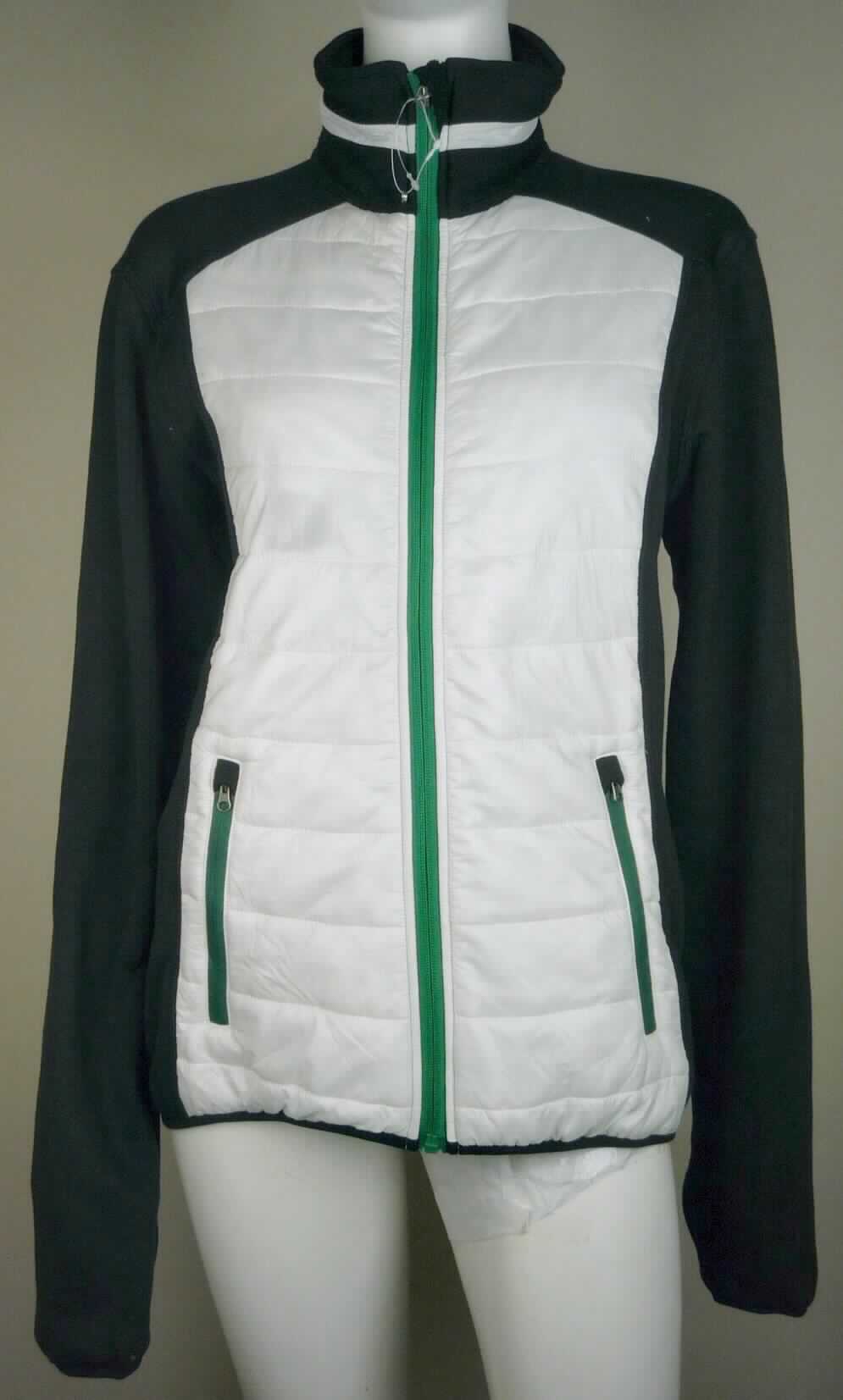 Blouson, sog. Körperbetonte Damen-Jacke, Artikel JN592, Größe M, Foto siehe Anlage,
- aus nach dem Umfang charakterbestimmenden, 2 mm dicken, einfarbigen, auf der Innenseite gerauten 
  Gewirken aus lt. Antrag 92% Polyester und 8 % Elasthan (Elastomergarn, beides synthetische Chemiefasern);
- auf der Vorderseite mit großflächigen Einsätzen, am Kragen mit einem schmalen Einsatz aus einem zweilagigen,
  abgeteilt versteppten Verbunderzeugnis der Position 5811 mit einer Außenlage aus 0,1 mm dicken, einfarbigen 
  Geweben und einer Innenlage aus Wattierungsstoff,
- ungefüttert; nur im Bereich der Gewebeeinsätze auf der Vorderseite mit einem Futterstoff unterlegt,
- über die Taille reichend (Rückenlänge: ca.70 cm; vorn etwa 6 cm kürzer gearbeitet), 
- mit einem Stehkragen,
- vorn mit einer durchgehenden Öffnung mit einem bis in die Kragenspitzen reichenden Reißverschluss;
  am Kragenrand mit einer kurzen Überlappung von links über rechts (Männerkleidung),
- mit langen Ärmeln, die über den unteren Rand des Hauptkörpers hinausreichen; an den Ärmelenden
  mit einem Daumenloch,
- mit zwei eingesetzten Taschen mit Reißverschluss unterhalb der Taille, 
- am unteren Rand und an den Ärmelenden mit einer verengenden, elastischen Einfassung aus einem 
  Gewirkezuschnitt,
- erfüllt aufgrund des Schnitts und der Ausstattung die Voraussetzungen zur Einreihung als Blouson
  (u. a. deshalb keine Jacke der Position 6103 und auch kein Kleidungsstück der Position 6110).

"Blouson, aus Gewirken, für Männer, aus Chemiefasern"