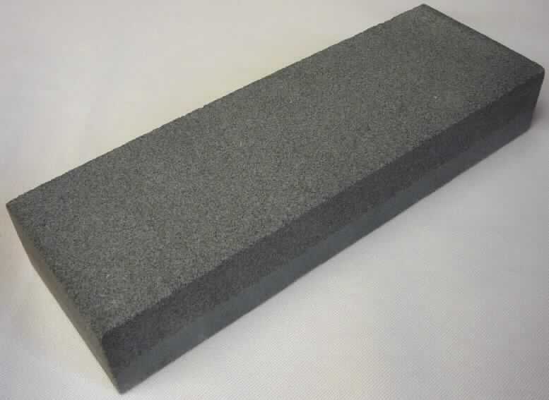 Angaben:
Warenart: Abziehstein - Abmessungen: 150 x 50 x 21 mm - Material: Aluminiumoxid und keramische Stoffe - Körnung: 120 und 140.

Feststellungen:
Äußere Beschaffenheit des vorgelegten Warenmusters: Ein Originalkarton mit u.a. der Aufschrift "Abziehstein, Aluminiumoxid, 150 x 50 x 21 mm) enthielt einen quaderförmigen Schleifstein mit den genannten Abmessungen, bestehend aus zwei verschiedenfarbigen (dunkelgrau und hellgrau) Schichten.

Die Angaben der Antragstellerin werden als zutreffend unterstellt.

Befund:
Zolltariflich handelt es sich bei der Ware um einen Wetzstein zum Handgebrauch der Position 6804 des Zolltarifs.