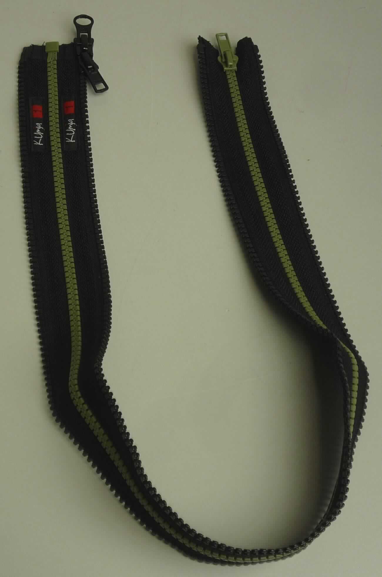 Bei dem Erzeugnis handelt es sich um einen Reißverschluss, bestehend aus zwei ca. 2 cm breiten und 70 cm langen Textilstreifen, an deren Längsseiten beidseitig Kunststoffzähnchen und Stops angebracht sind. Mittels eines innenseitig angebrachten Kunststoffschiebers sind die innenseitig liegenden Zähnchenreihen (grün gefärbt) ineinander verhakt. Auf einem der Textilstreifen ist außenseitig ein weiterer Kunststoffschieber angebracht. Die außenliegenden Zähnchenreihen (schwarz gefärbt) sollen zur Verbindung von Jacken mit Jackenverbreiterungen dienen.

Die Ware ist als "Reißverschluss mit Zähnen aus Kunststoff" einzureihen.