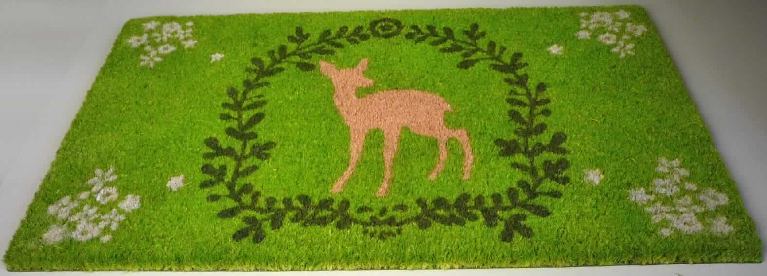 Fußmatte, sog. Kokosmatte Country, Foto siehe Anlage,
- rechteckig; mit den Abmessungen: ca. 75 cm x 45 cm; mit einer Dicke von ca. 1,8 cm,
- aus Bündeln aus laut Antrag Kokosfasern (pflanzlicher Spinnstoff der Position 5305), die unmittelbar in einen 
  Teppichgrund aus laut Antrag PVC (Polyvinylchlorid; Kunststoff) eingebettet sind (konfektioniert),
- durch Beflocken hergestellt,
- nicht gewebt oder getuftet, somit u. a. keine Ware der Position 5702,
- mit einem Motiv bedruckt,
- ohne Hinweise auf Handarbeit,
- bei der Verwendung der Ware als Fußmatte bilden die Kokosfasern die Schauseite,
- die Ware weist aufgrund ihrer Dicke, Steifheit und Widerstandsfähigkeit die charakteristischen Merkmale
  eines Fußbodenbelags auf.

"Fußbodenbelag, anderer als in den Positionen 5701 bis 5704 genannte, aus Spinnstoffen, konfektioniert,
 aus Kokosfasern, nicht handgearbeitet"