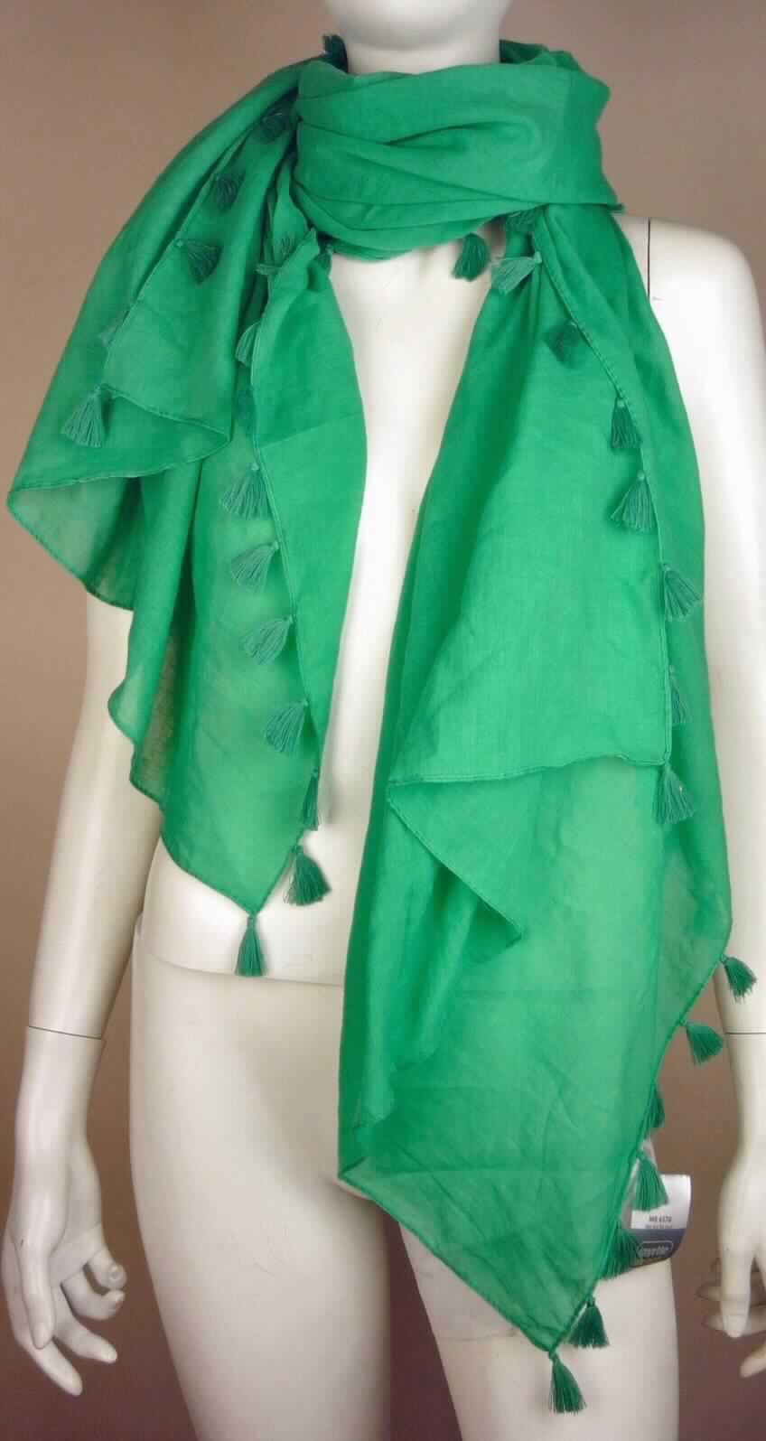 Schal, sog. Oversize RetroSchal "Retro Tassel Scarf", Artikel MB 6570, Foto siehe Anlage,
- aus 0,3 mm dicken, einfarbigen, leicht transparenten Geweben aus laut Antrag 100% Baumwolle,
- rechteckig, in den Abmessungen (LxB): ca. 180 cm x 80 cm,
- an allen Rändern gesäumt (somit konfektioniert) und an den Längsseiten mit kleinen angenähten Quasten,
- nicht handgearbeitet.

"Schal, aus Geweben, aus Baumwolle, nicht handgearbeitet"