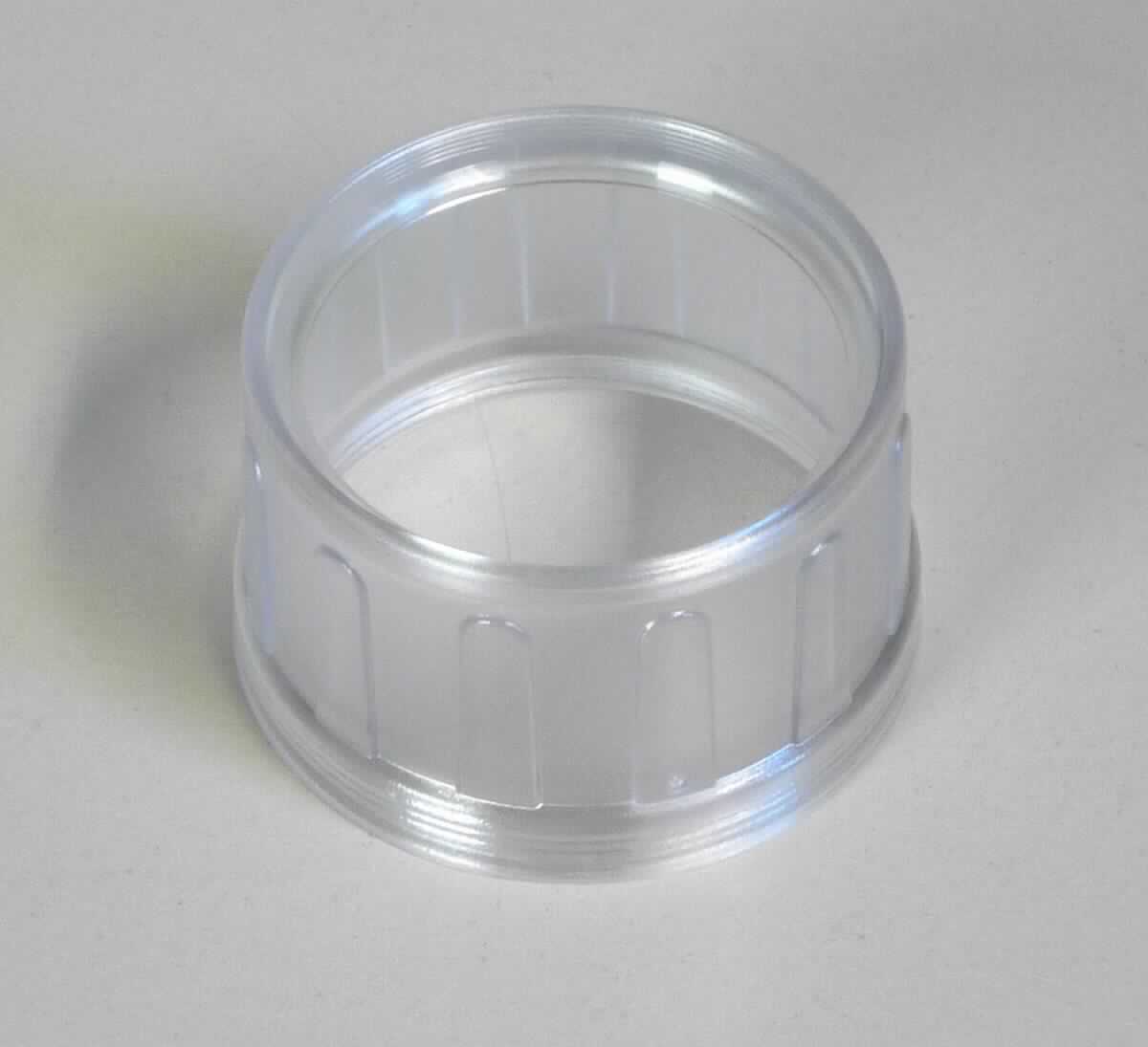 Objektivdeckel, 30.174-001, in Form eines breiten, transparenten Kunststoffrings mit passendem Gewinde zur Befestigung am Objektivansatz einer Überwachungskamera. Die sog. Objektivkappe dient dem Schutz des Objektivs vor Witterungseinflüssen und zur Aufnahme eines weißen Rings (nicht Gegenstand diese vZTA-Entscheidung), der die Reflexionen der Kamera-LEDs abschirmen soll.
Zur äußeren Form siehe Abbildung in Anlage.

Die Einreihung in Position 8529 kommt nicht in Betracht, da die Ware sich als erkennbares  Zubehör für ein Objektiv der Position 9002 darstellt und Waren des Kapitels 90 gemäß Anmerkung 1 m) zu Abschnitt XVI von diesem  ausgenommen sind.

Die Ware wird als "Zubehör, erkennbar hauptsächlich für ein gefasstes optisches Element, Objektiv für Kameras, bestimmt, keine Ware der Unterpositionen (TARIC) 9002 1100 10 bis 9002 1100 80" eingereiht.