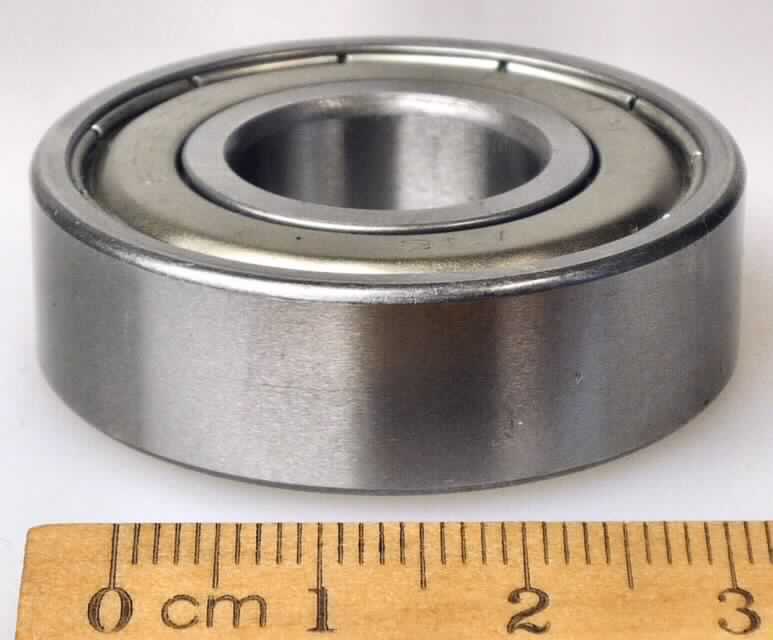 Kugellager
- in Form eines einreihigen Kugellagers mit Außenring und Innenring aus Stahl, 2 seitlichen Dichtscheiben aus Metall sowie darin umlaufenden Kugeln,
- mit einem größten äußeren Durchmesser von 40,0 mm, einem Bohrungsdurchmesser
  von 17,0 mm und einer Breite von 12,0 mm.

Das Erzeugnis ist als "Wälzlager, Kugellager mit einem größten äußeren Durchmesser von mehr als 30 mm" einzureihen.