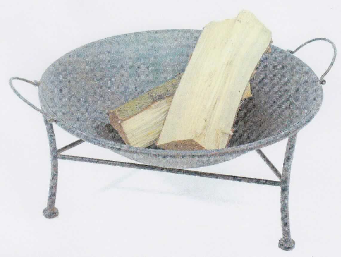 Es handelt sich nach den Angaben der Antragstellerin um Erzeugnisse, bestehend aus einem kreisrunden, schalenartigen Behältnis aus Stahlblech (Durchmesser 58 cm) mit einem fest damit verbundenen, dreifüßigen Untergestell aus Stahlrohr sowie mit zwei Tragegriffen aus gebogenem Stahldraht. Die Ware dient dem Feuermachen im Freien (z. B. beim Camping) und soll dazu mit festen Brennstoffen (z. B. Holz) betrieben werden.

Abbildung siehe Anlage. 

Derartige Waren gehören als "andere, den Kohlenbecken ähnliche nicht elektrische Haushaltsgeräte, aus Stahl, einschließlich Geräte für Festbrennstoffe" zur Codenummer 7321 89 00 00 0 des Zolltarifs.