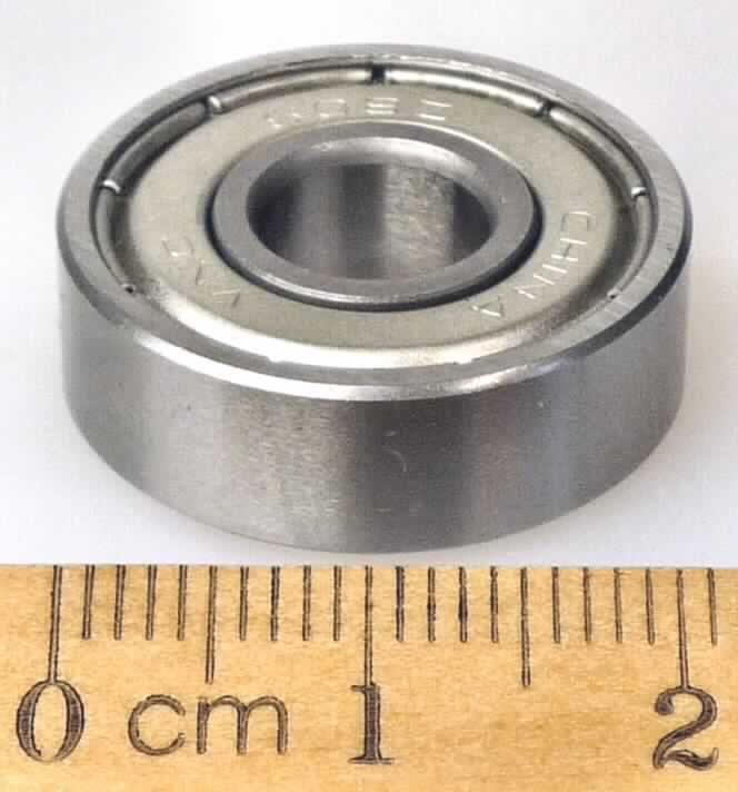Kugellager
- in Form eines einreihigen Kugellagers mit Außenring und Innenring aus Stahl, 2 seitlichen Dichtscheiben aus Metall sowie darin umlaufenden Kugeln,
- mit einem größten äußeren Durchmesser von 22,0 mm, einem Bohrungsdurchmesser
  von 8,0 mm und einer Breite von 7,0 mm.

Das Erzeugnis ist als "Wälzlager, Kugellager mit einem größten äußeren Durchmesser von 30 mm oder weniger" einzureihen.