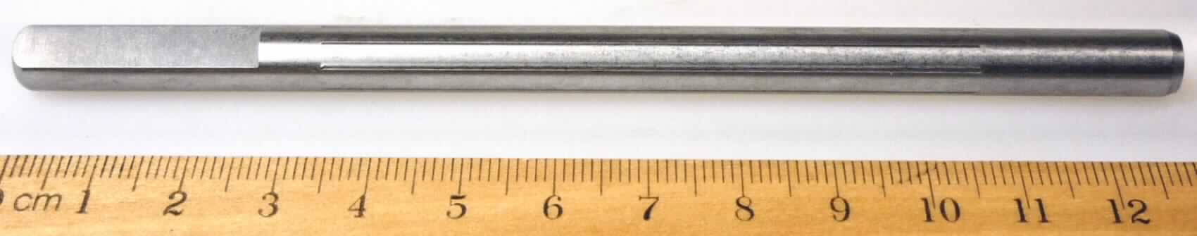 Rotorwelle
- Welle aus Stahl zum Einbau in einen Elektromotor zwecks Übertragung des Motor-Drehmoments,
- gefertigt nach Zeichnung: Länge ca. 137,2 mm, Durchmesser ca. 8,0 mm, abgeflacht an einem Ende und mit acht Längsrillen versehen.

Das Erzeugnis ist als "Welle, keine Kurbelwelle, keine Gelenkwelle, nicht für zivile Luftfahrzeuge" einzureihen.