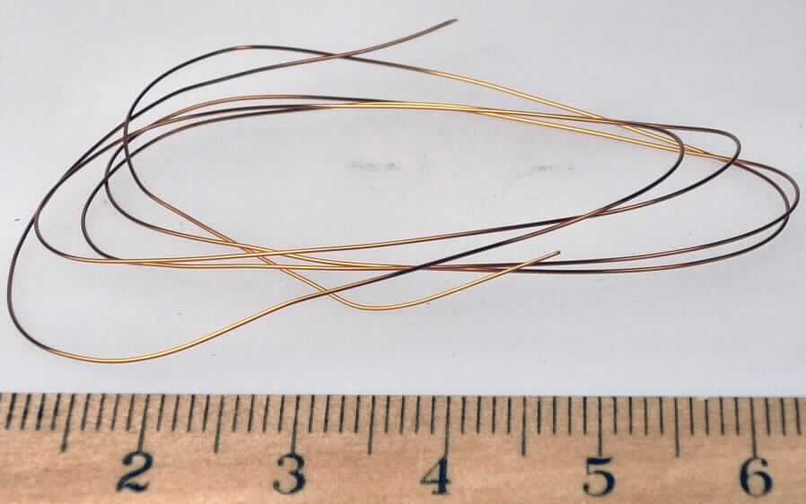 Wickeldraht,
- aus einem isolierten Kupferleiter,
- mit einer zweischichtigen Lackierung aus Polyester und Polyamid,
- Nenndurchmesser ca. 0,29 mm,
- geliefert auf Spulen mit je 90 lbs ( ca. 40,91 kg),
- als Wickeldraht für Elektromotoren bestimmt.

Das Ezeugnis ist als "isolierter Draht, Wickeldraht, aus Kupfer, lackiert" einzureihen.