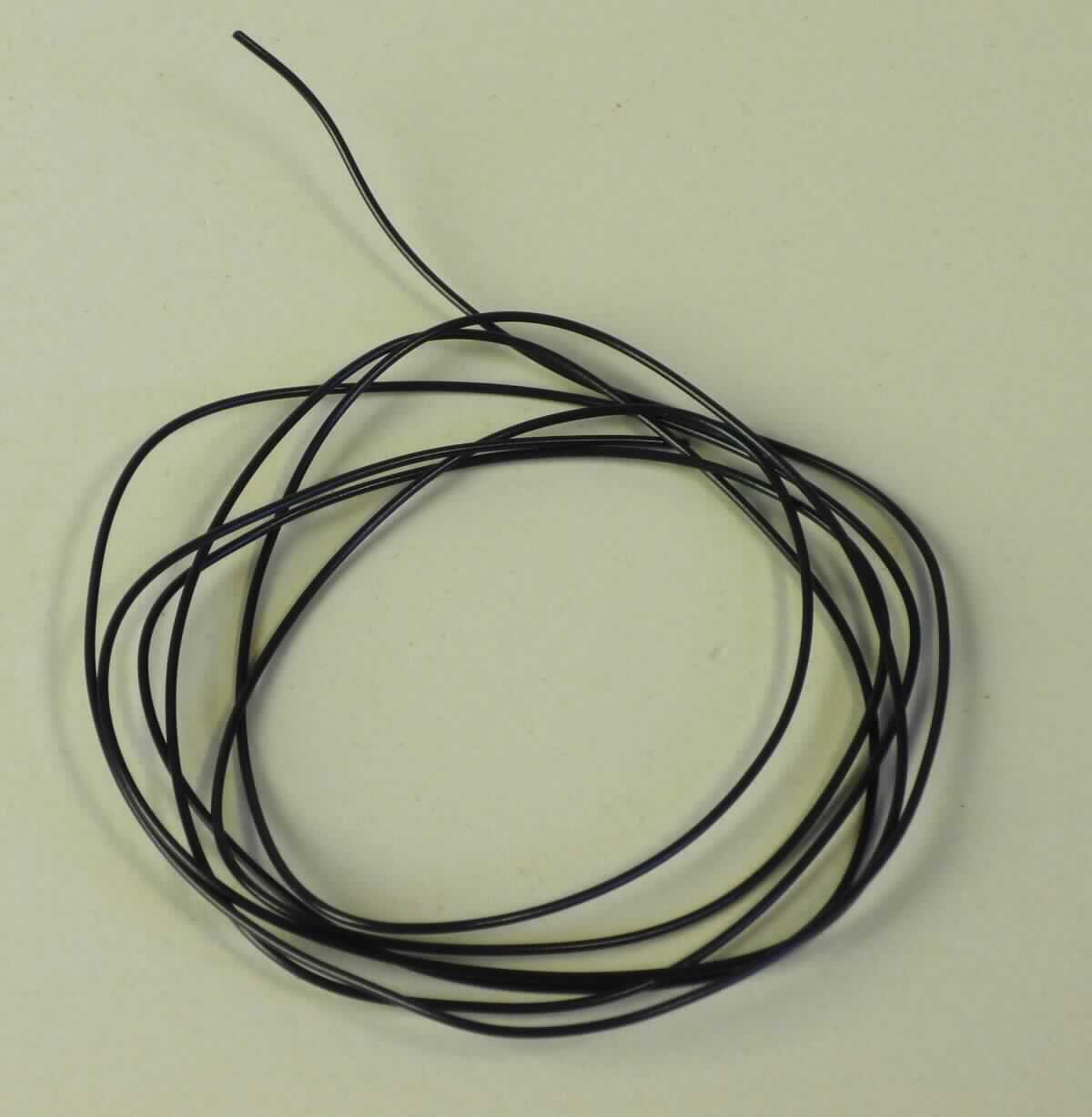 Isolierter elektrischer Leiter, sog. "schwarzes Rohkabel" (Art.-Nr. 21.657-001),
- aus mehreren Drähten aus unedlem Metall, mit einer Kunststoffisolierung versehen, mit 
  einer Länge von 100 cm;
- ohne Anschlussstücke;
- für eine Spannung von weniger als 1.000 Volt;
- mit einem Durchmesser der Leitereinzeldrähte von weniger als 0,51 mm;
- im wesentlichen zur Verwendung in verschiedenen elektronischen Geräten.

Die Ware ist als "isoliertes elektrisches Kabel, kein Wickeldraht, kein Koaxialkabel oder anderer koaxialer elektrischer Leiter, kein Zündkabelsatz oder anderer Kabelsatz von der für Beförderungsmittel verwendeten Art, für eine Spannung von weniger als 1.000 V, ohne Anschlussstücke, nicht von der für die Telekommunikation verwendeten Art, mit einem Durchmesser der Leitereinzeldrähte von nicht mehr als 0,51 mm, für eine Spannung von weniger als 80 V, anderes als in den TARIC-Unterpositionen 8544 4993 10 bis 8544 4993 30 genannt" einzureihen.