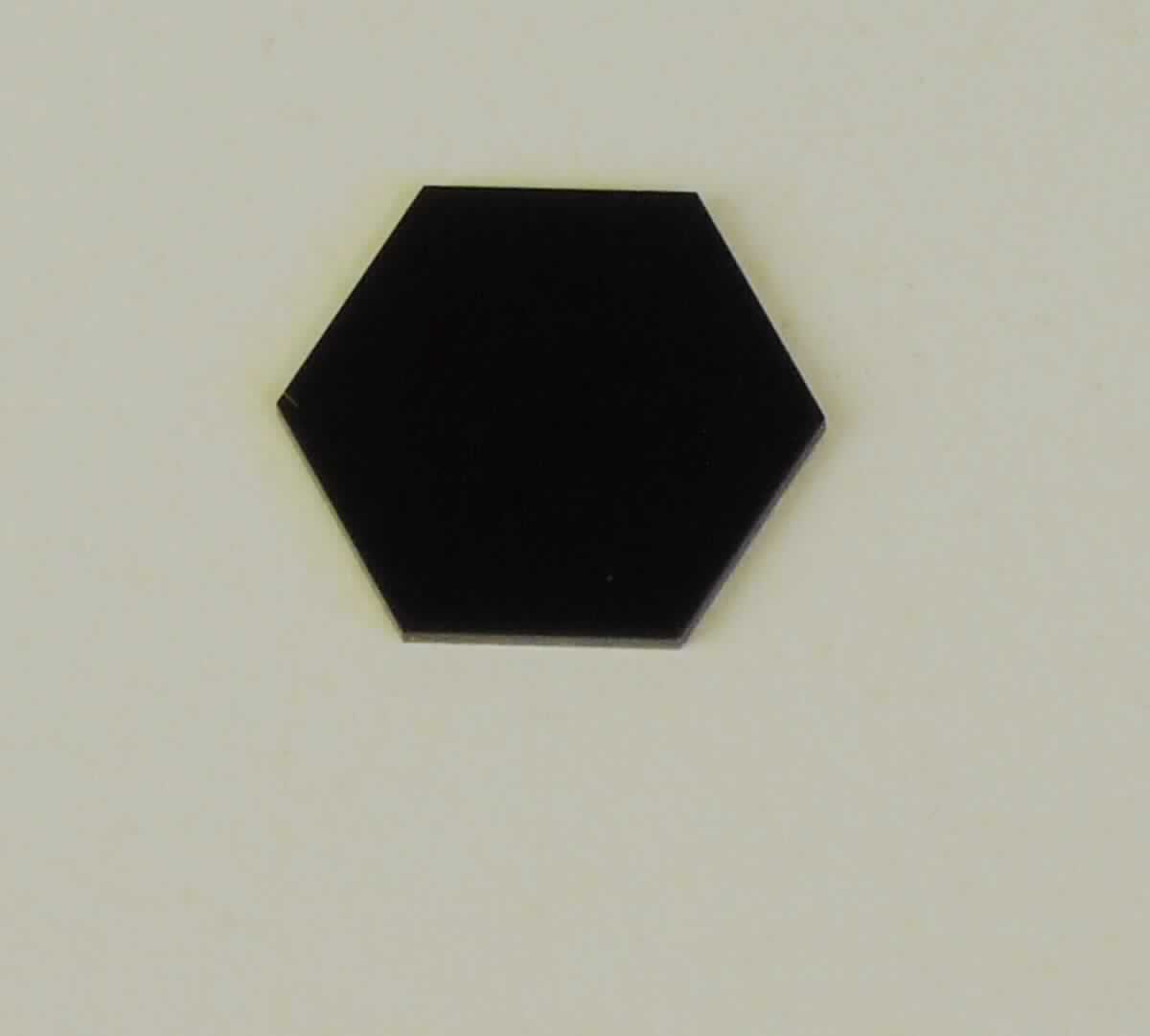 Sog. optisches Filterglas (6kt-RG830-LPF), in Form einer sechseckigen, dunklen Filterscheibe, ca. 11 mm Durchmesser, aus optisch bearbeitetem Glas, das im Hochvakuumverfahren beidseits eine Mehrfachbeschichtung zur Entspiegelung erhalten hat. Die Ware stellt sich als Long-Pass-Filter (Interferenzfilter) dar und wird zum Schutz von Schwarz-Weiß (Nacht)-Sensormodulen von Kameras verwendet.
Zur äußeren Form siehe Abbildung in Anlage.

Die Ware wird als "optisches Element, aus optisch bearbeitetem Glas, anderes als in Unterposition (HS) 9001 10 bis 9001 50 genannt, anderes als in TARIC-Code 9001 9000 10 bis 9001 9000 85 genannt" eingereiht.