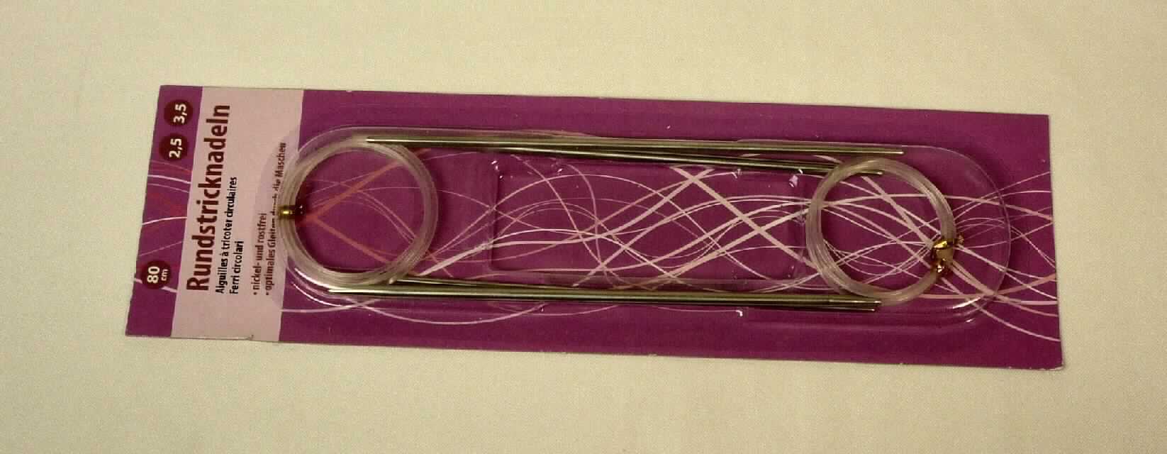 Es handelt sich nach den Angaben der Antragstellerin um zwei etwa 80 cm lange Rundstricknadeln, bestehend aus zwei etwa 14 cm langen, an beiden Enden konisch zulaufenden, glatten Stäben aus Stahl (max. Dicke  2,5 und 3,5 mm), die an den jeweils unteren Enden durch ein Monofil aus Kunststoff miteinander verbunden sind. Die Waren sind zusammen auf einer geblisterten, bedruckten Pappkarte aufgemacht.

Derartige Erzeugnisse gehören als "Stricknadeln, zum Handgebrauch, aus Stahl" zum TARIC-Code 7319 90 90 00, da es sich zolltarifrechtlich um eine aus verschiedenen Stoffen zusammengesetzte Ware handelt, deren wesentlicher Charakter nach Umfang und Bedeutung in Bezug auf die Verwendung durch den Stahl bestimmt wird.