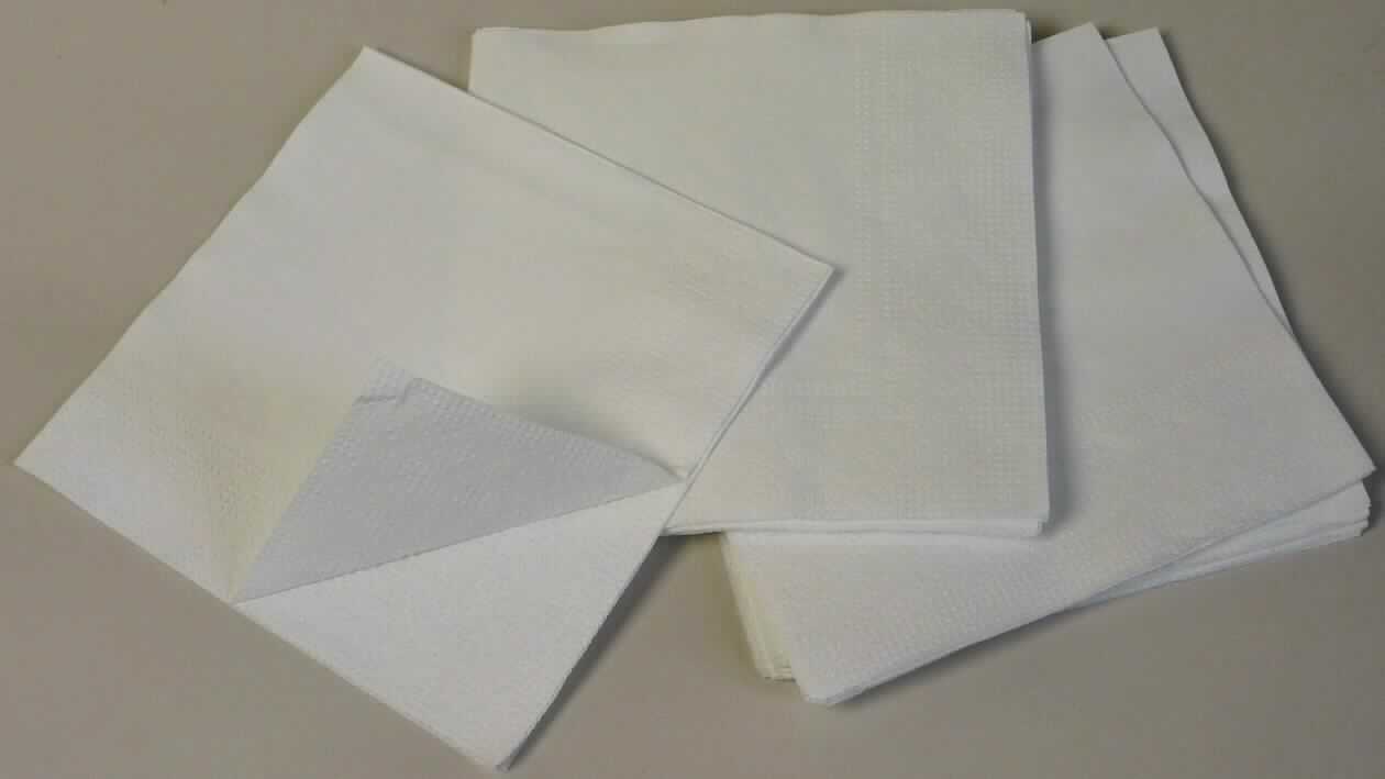 Bei der vorgelegten, als "Zelltuchserviette" bezeichneten Ware handelt es sich um einen Zuschnitt aus zwei Lagen weißem Tissue-Papier, die an den Rändern durch Pressen und Prägen miteinender verbunden sind (Format etwa 24,0 x 24,0 cm, zweimal auf etwa 12,0 x 12,0 cm gefaltet). Das Erzeugnis soll als Serviette verwendet werden. Nach den Angaben der Antragstellerin sind die Servietten zu 12 x 300 Blatt in Plastikfolie verpackt.

Derartige Waren gehören als "Servietten aus Vliesen aus Zellstofffasern" zur Codenummer 4818 30 00 00 0 des Zolltarifs.